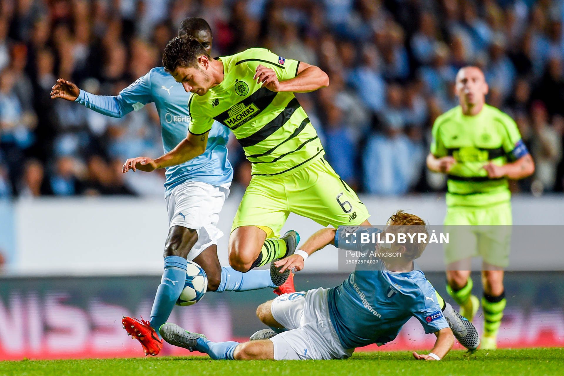Celtics Nir Biton i en duell Malmö FFs Enock Kofi Adu och Oscar Lewicki under fotbollsmatchen mellan Malmö FF och Celtic i kvalet till Champions League den 25 augusti 2015 i Malmö.