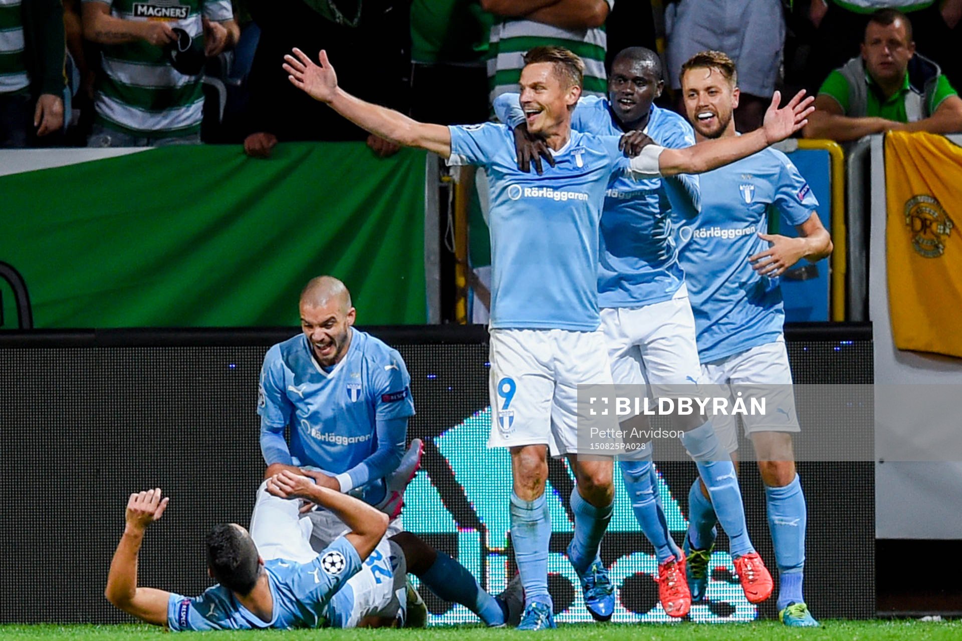Malmö FFs spelare firar 1-0 av Markus Rosenberg under fotbollsmatchen mellan Malmö FF och Celtic i kvalet till Champions League den 25 augusti 2015 i Malmö.