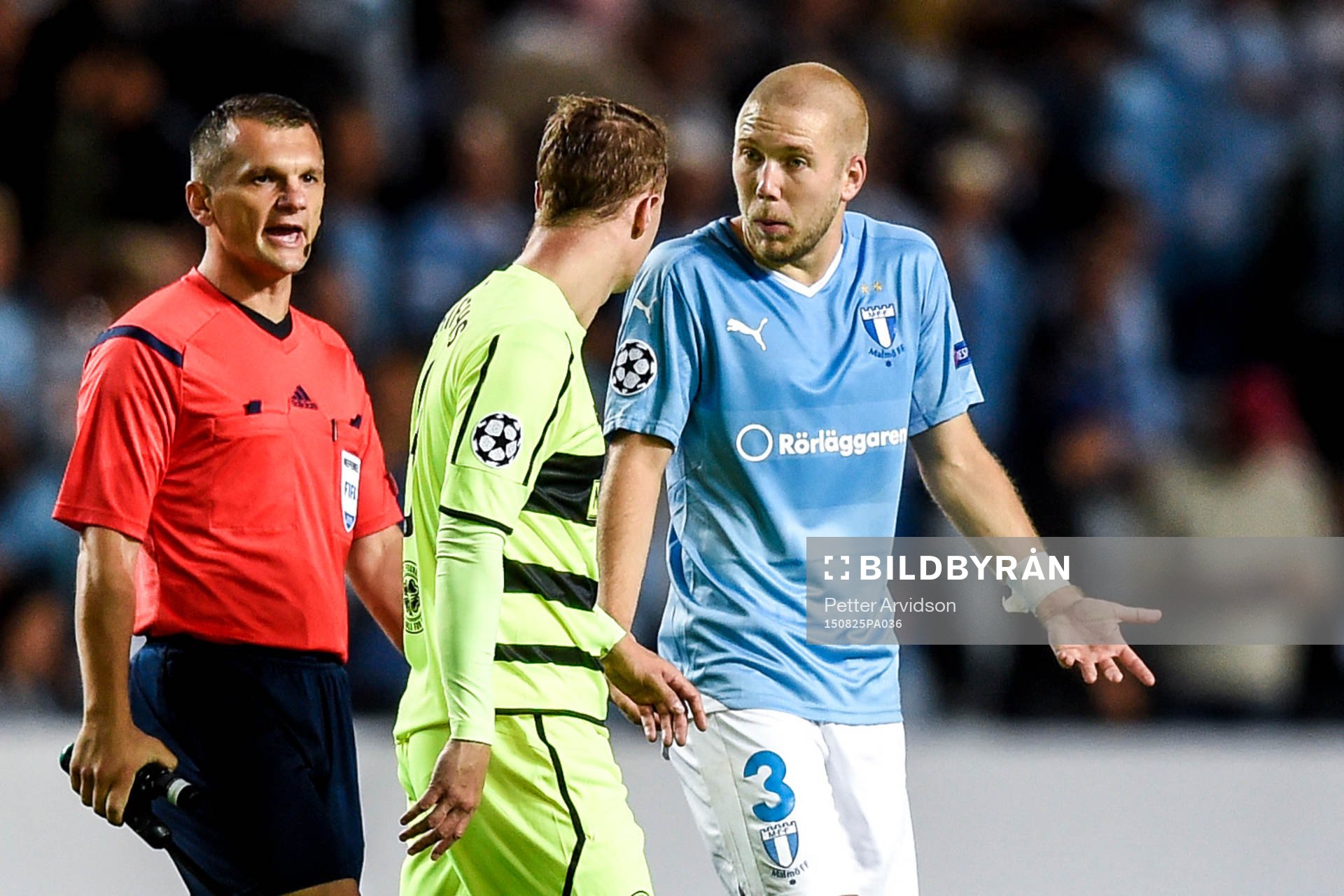 Celtics Leigh Griffiths och Malmö FFs Anton Tinnerholm i samtal efter första halvlek utav fotbollsmatchen mellan Malmö FF och Celtic i kvalet till Champions League den 25 augusti 2015 i Malmö.