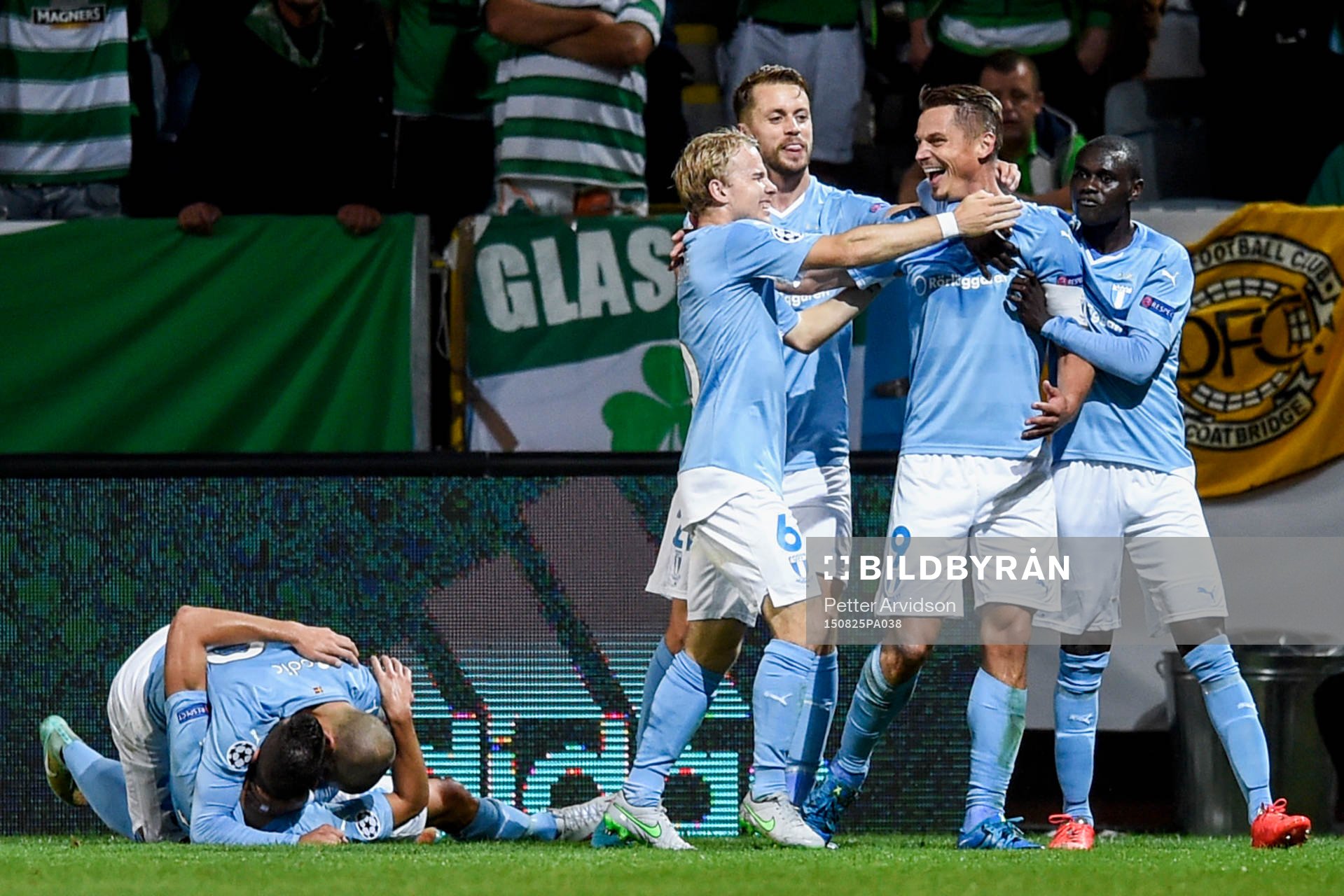 Malmö FFs spelare firar efter 1-0 av Markus Rosenberg under fotbollsmatchen mellan Malmö FF och Celtic i kvalet till Champions League den 25 augusti 2015 i Malmö.