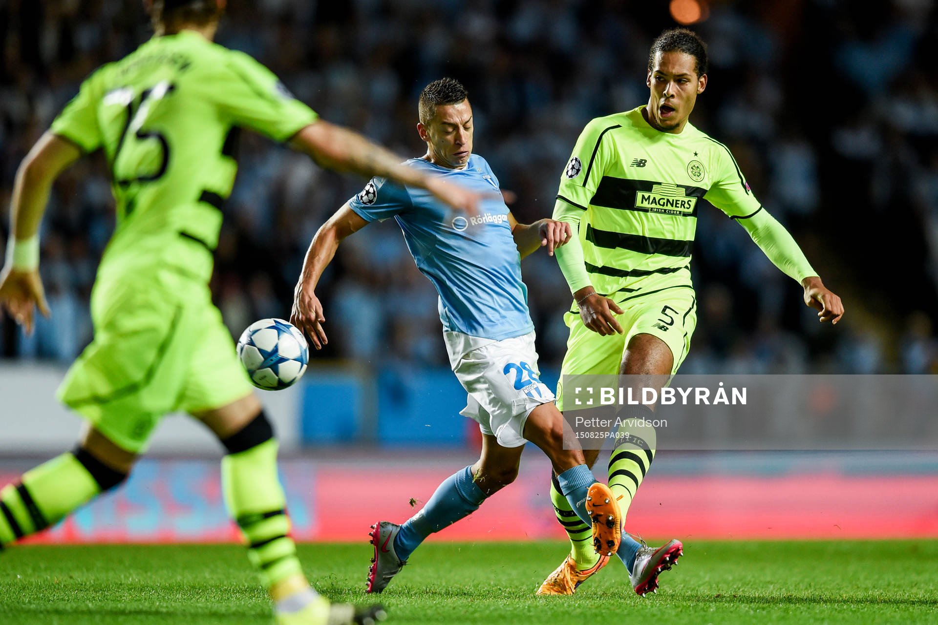 Malmö FFs Nikola Djurjic  och Celtics Virgil van Dijk