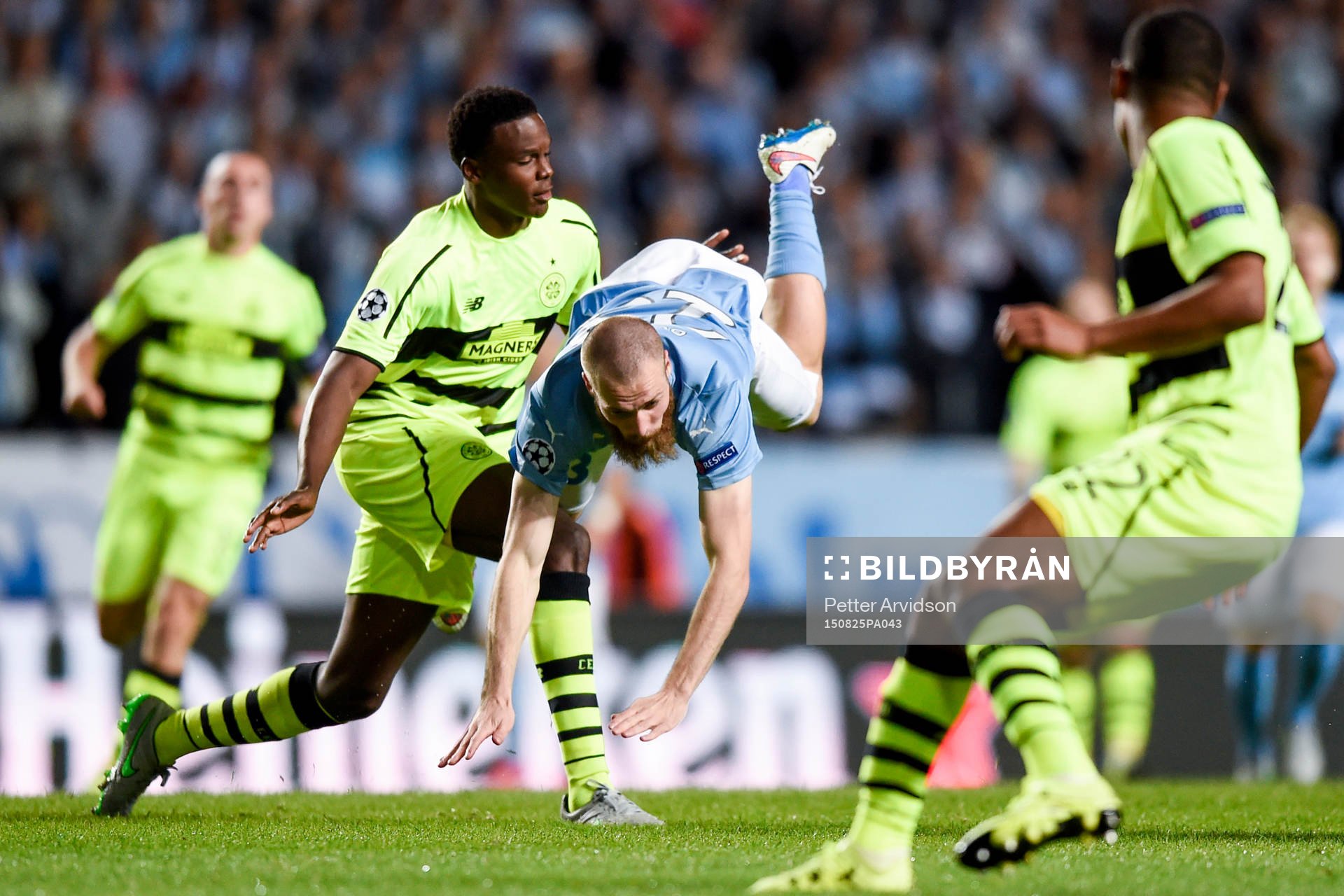 Celtics Dedryck Boyata kapar Malmö FFs Jo Inge Berget under fotbollsmatchen mellan Malmö FF och Celtic i kvalet till Champions League den 25 augusti 2015 i Malmö.