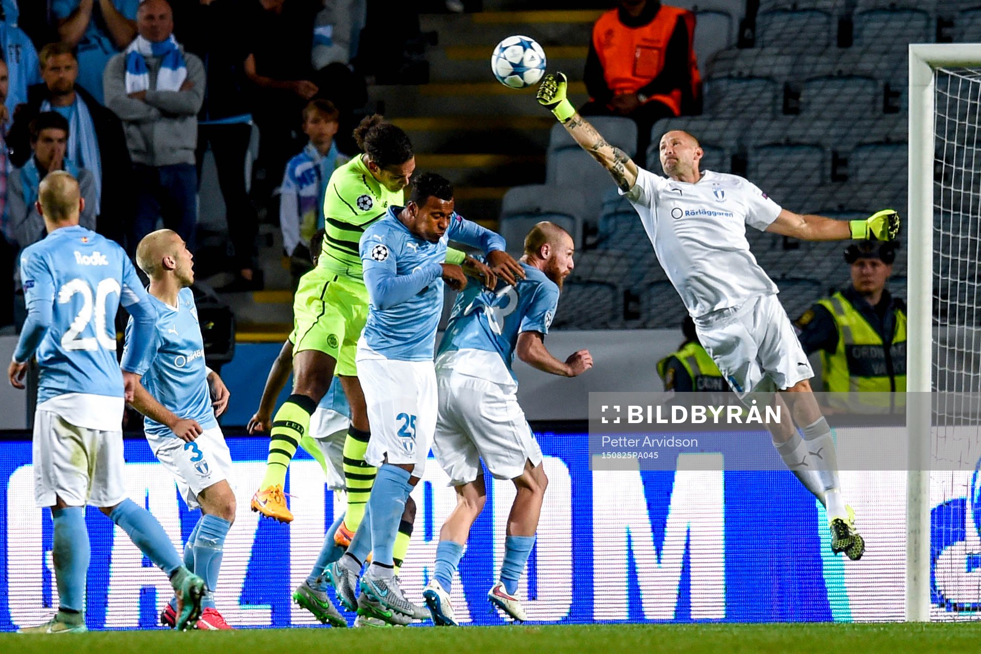 Malmö FFs målvakt Johan Wiland boxar bort ett inlägg