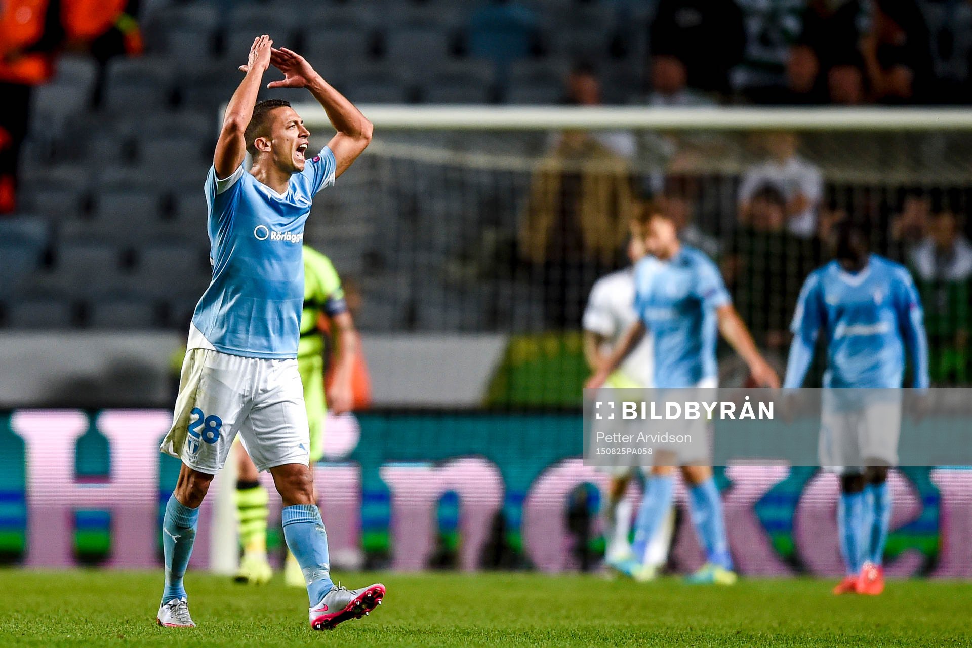 Malmö FFs Nikola Djurjic försöker höja stämningen på