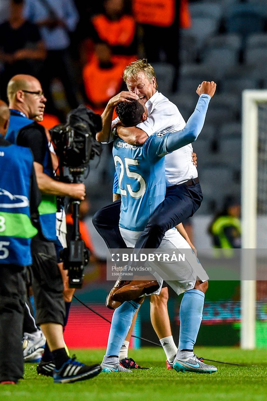 Malmö FFs tränare Åge Hareide firar i famnen på Felipe