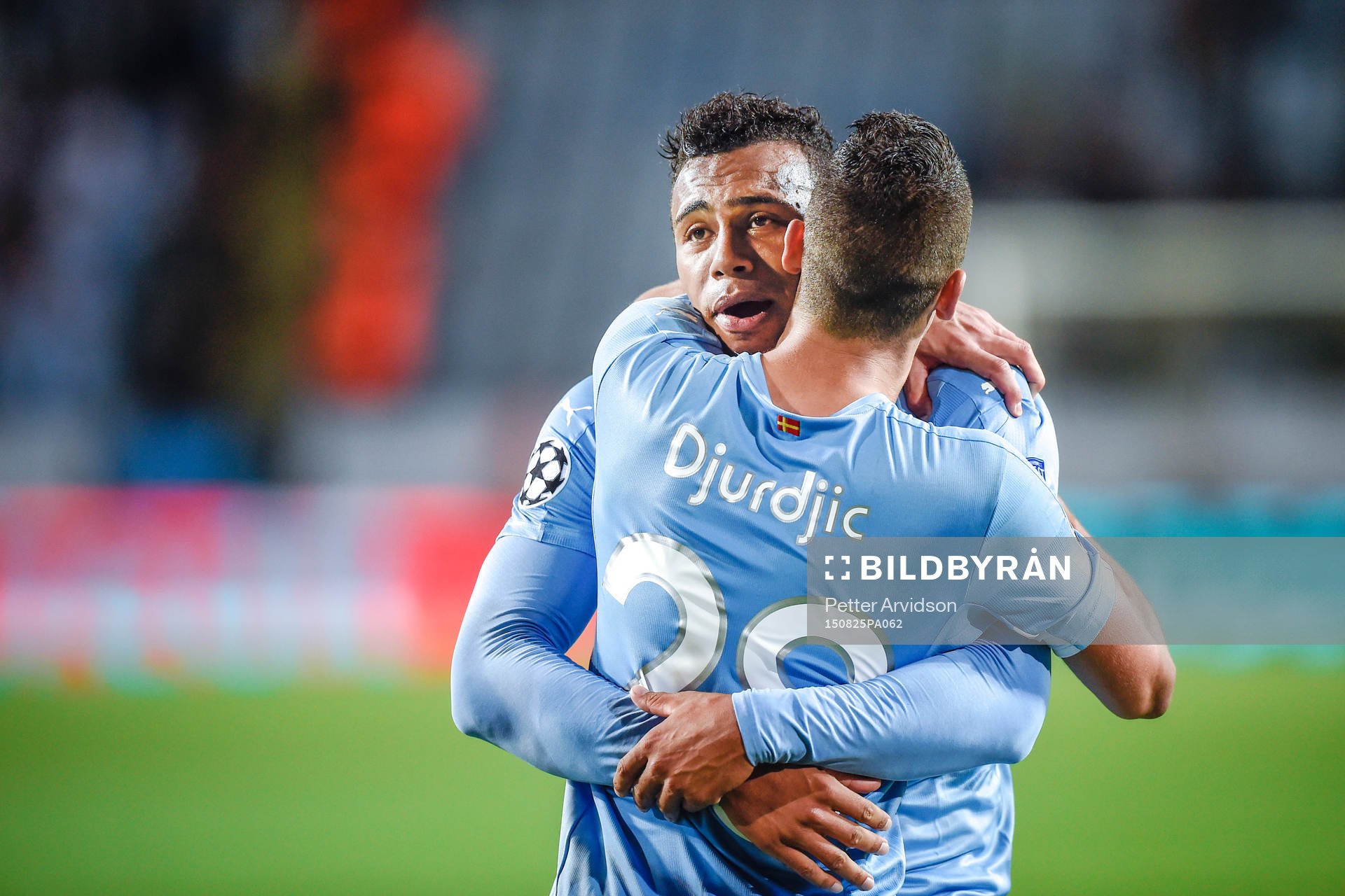 Malmö FFs Felipe Carvalho omfamnar Nikola Djurjic
