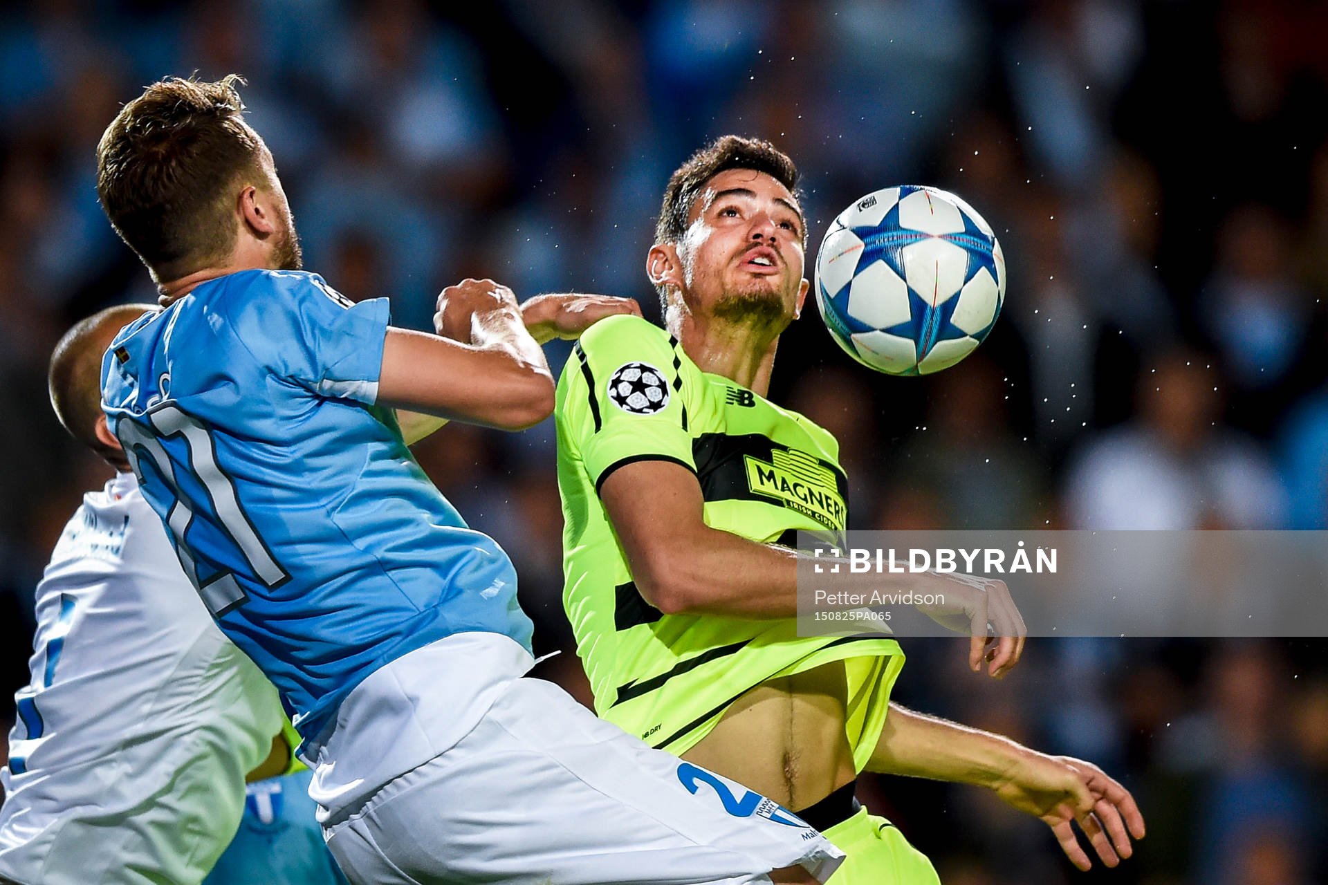 Celtics Nir Biton i en luftduell med Malmö FFs Kari Arnason under fotbollsmatchen mellan Malmö FF och Celtic i kvalet till Champions League den 25 augusti 2015 i Malmö.