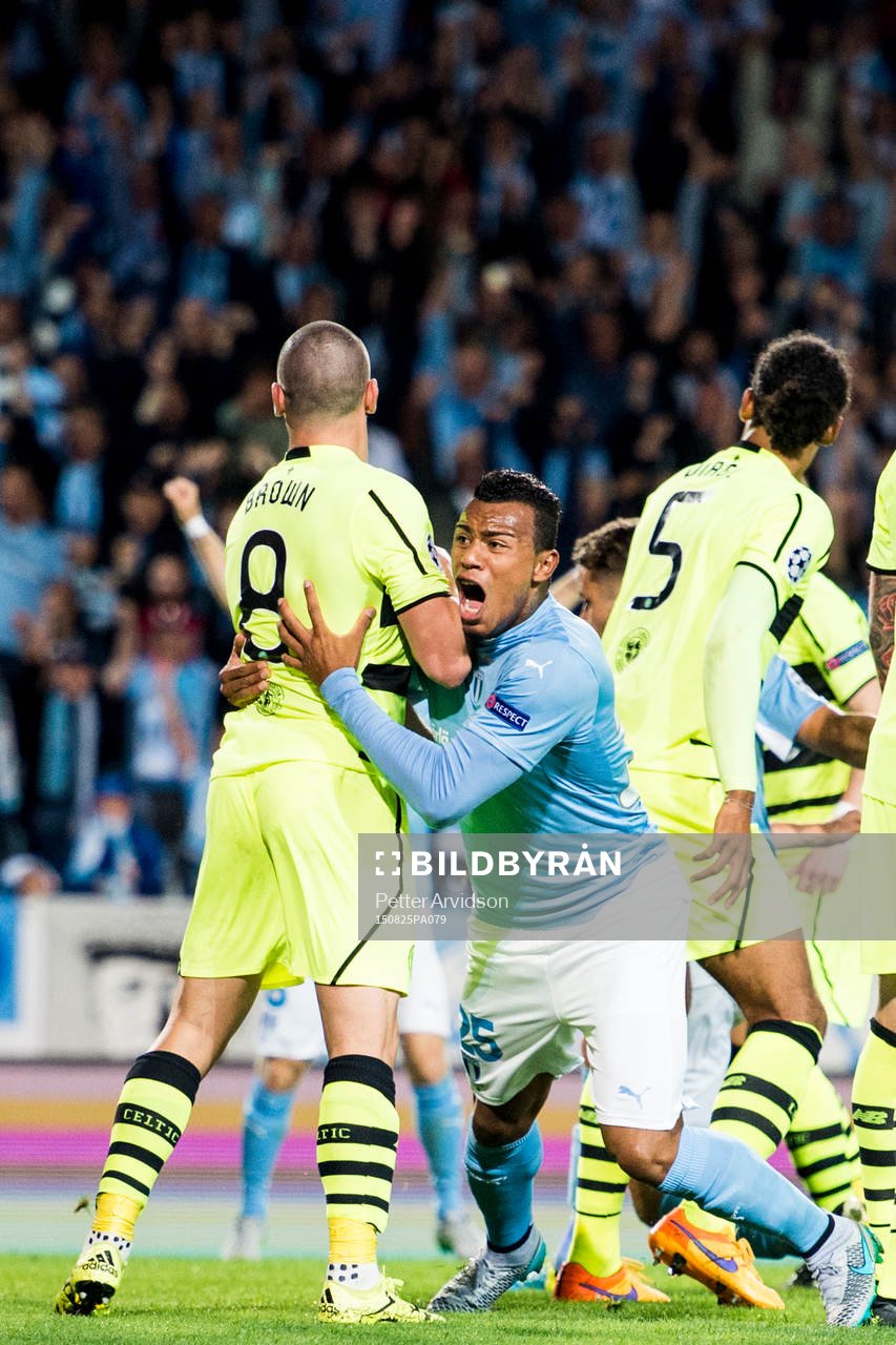 Malmö FFs Felipe Carvalho jublar efter sitt 2-0 mål samtidigt som han håller om Celtics Scott Brown under fotbollsmatchen mellan Malmö FF och Celtic i kvalet till Champions League den 25 augusti 2015 i Malmö.