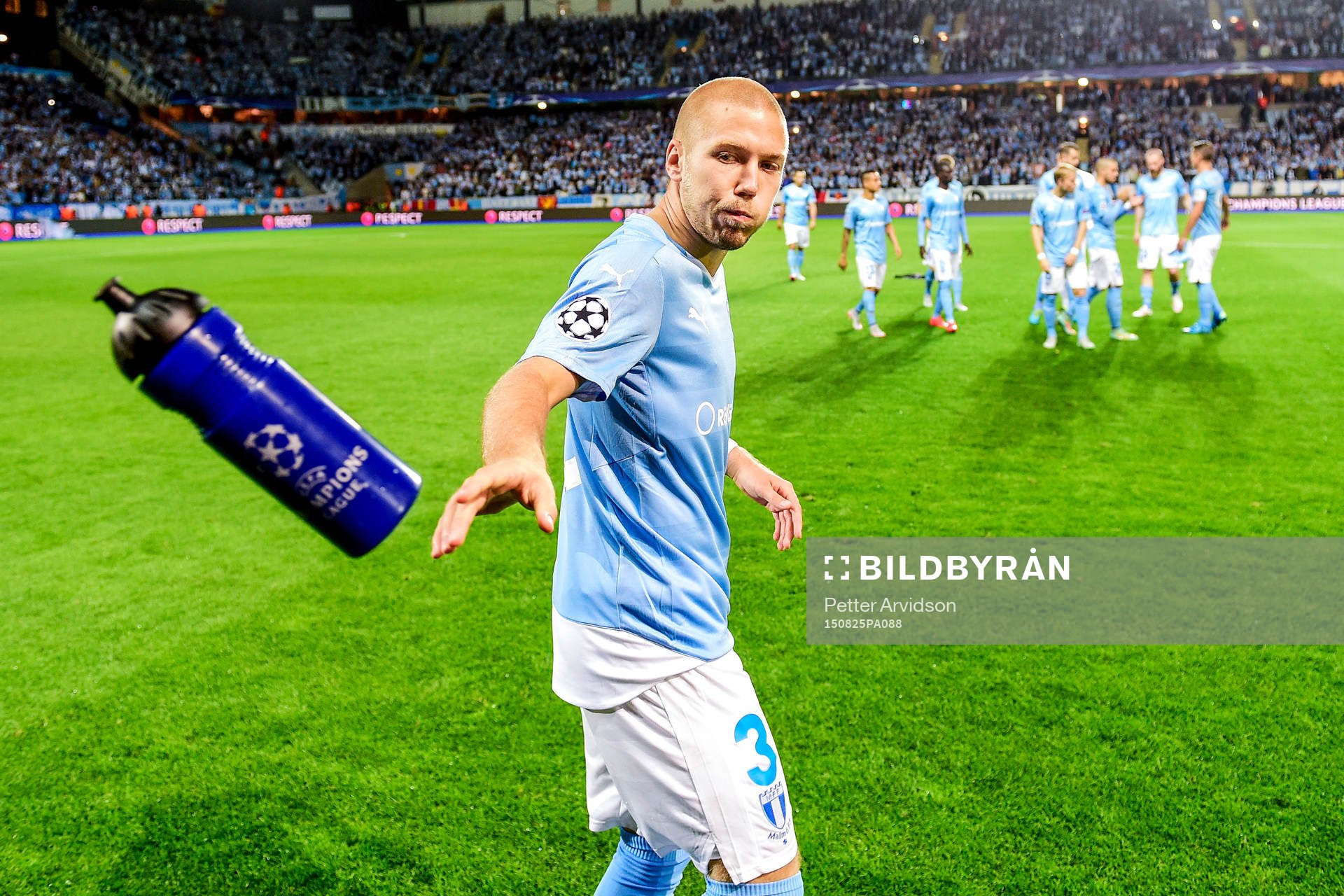 Malmö FFs Anton Tinnerholm slänger en vattenflaska före