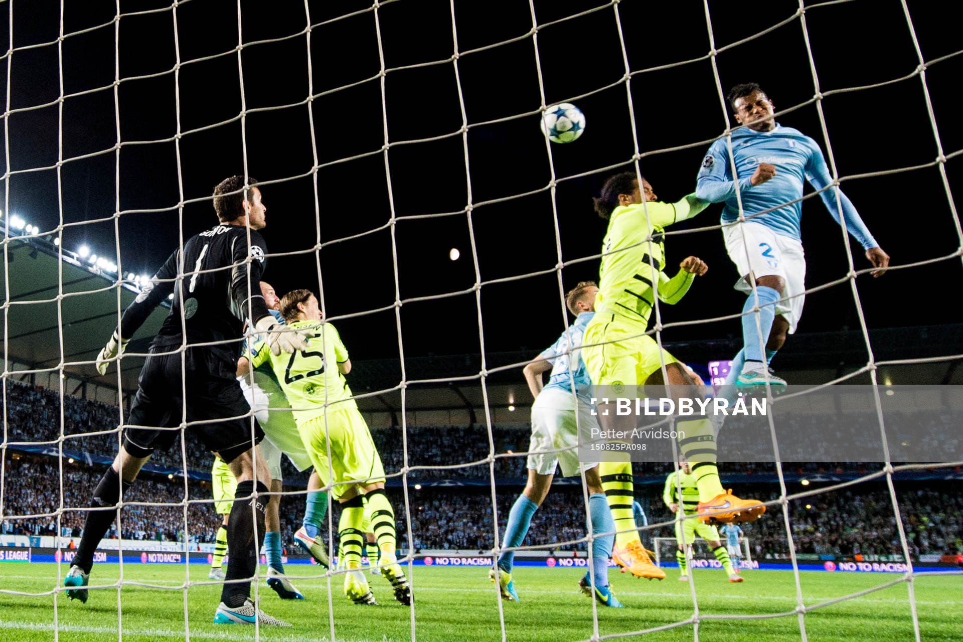 Malmö FFs Felipe Carvalho nickar in 2-0 bakom Celtics