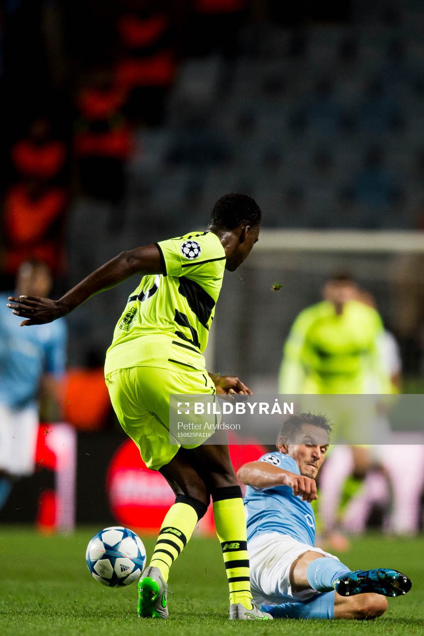 Malmö FFs Markus Rosenberg och Celtics Dedryck Boyata under fotbollsmatchen mellan Malmö FF och Celtic i kvalet till Champions League den 25 augusti 2015 i Malmö.