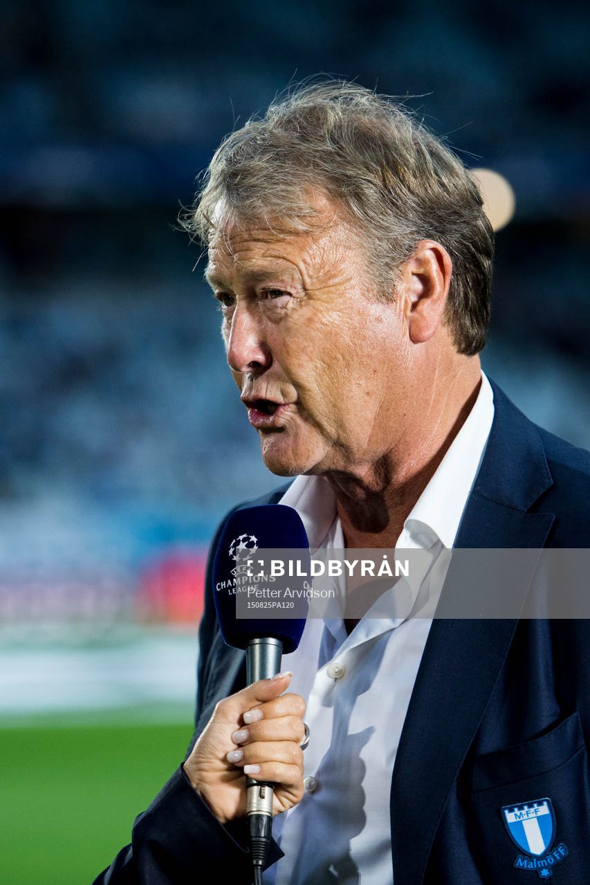 Malmö FFs tränare Åge Hareide blir intervjuad av Viasat
