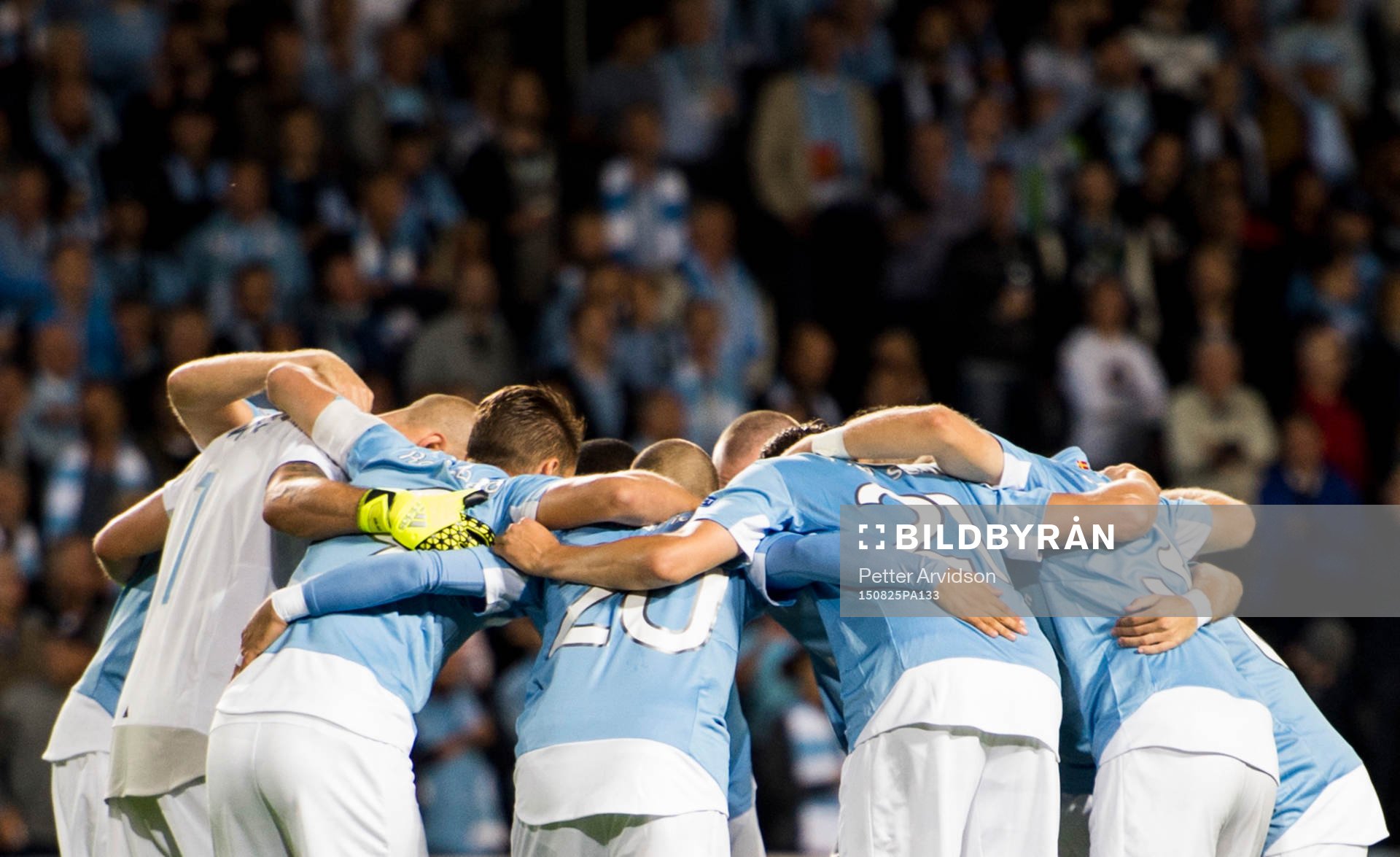 Malmö FFs spelare samlas i en ring
