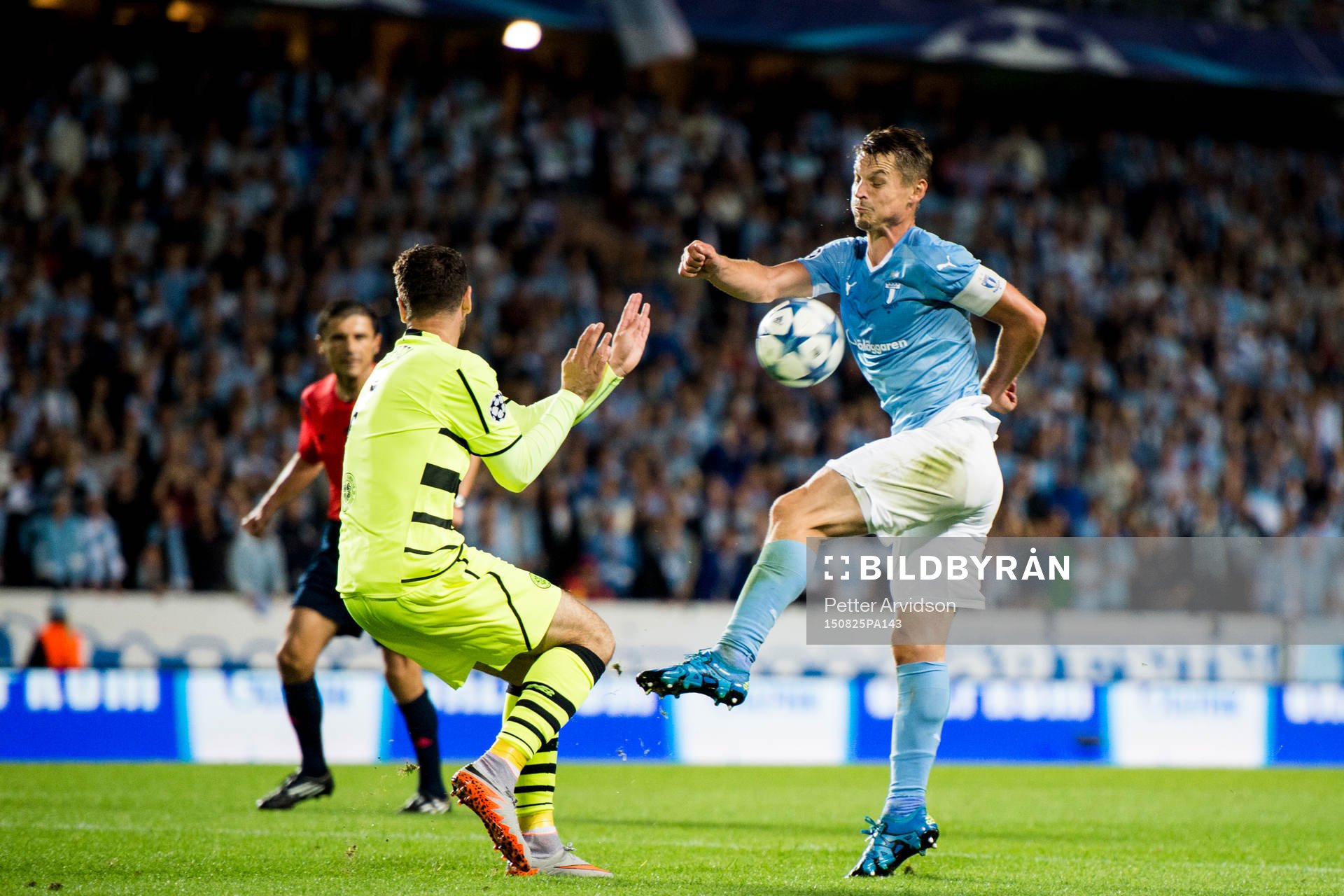 Celtics Nadir Ciftci och Malmö FFs Markus Rosenberg under fotbollsmatchen mellan Malmö FF och Celtic i kvalet till Champions League den 25 augusti 2015 i Malmö.