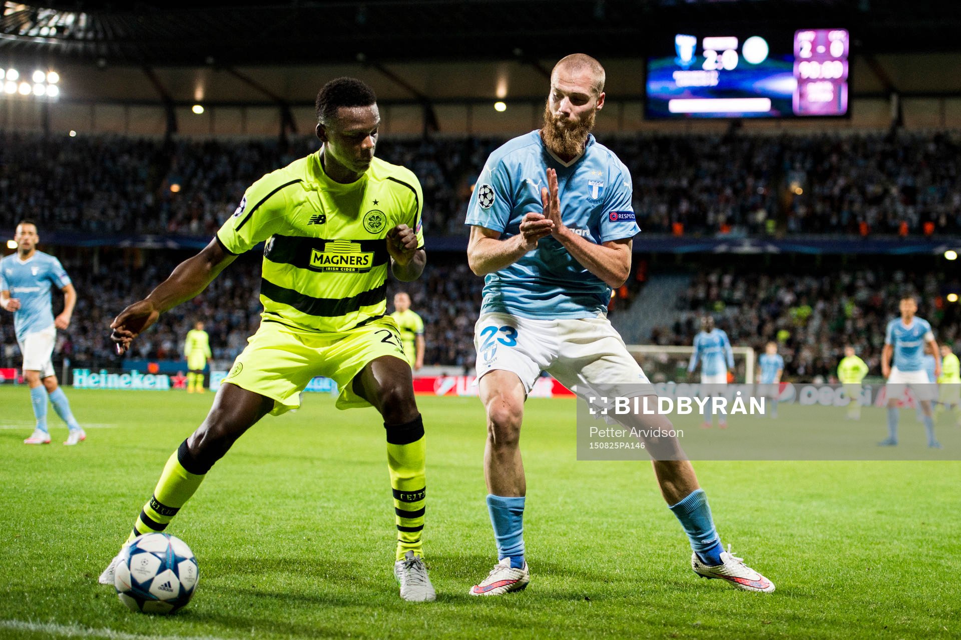 Celtics Dedryck Boyata och Malmö FFs Jo Inge Berget under fotbollsmatchen mellan Malmö FF och Celtic i kvalet till Champions League den 25 augusti 2015 i Malmö.