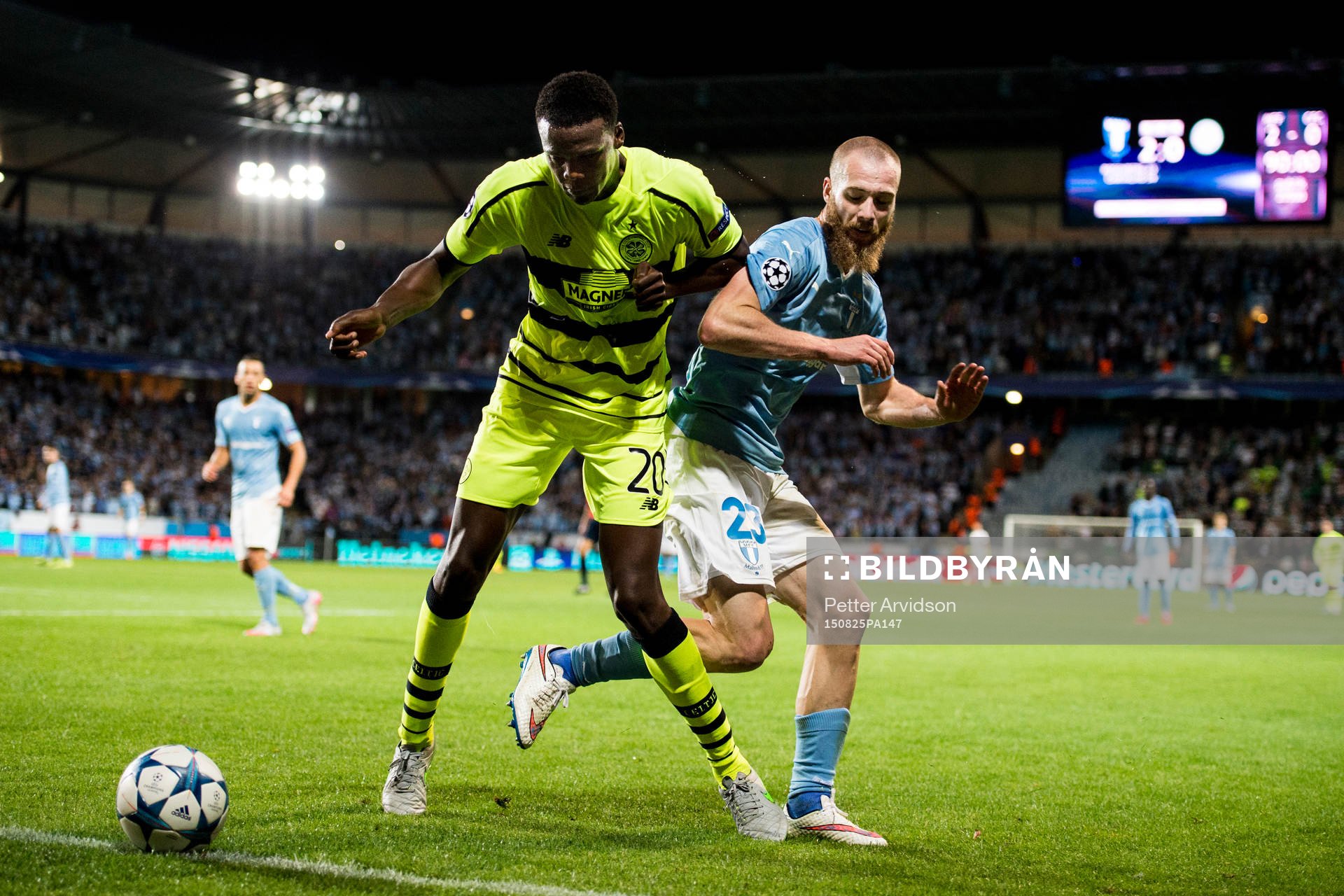 Celtics Dedryck Boyata och Malmö FFs Jo Inge Berget under fotbollsmatchen mellan Malmö FF och Celtic i kvalet till Champions League den 25 augusti 2015 i Malmö.
