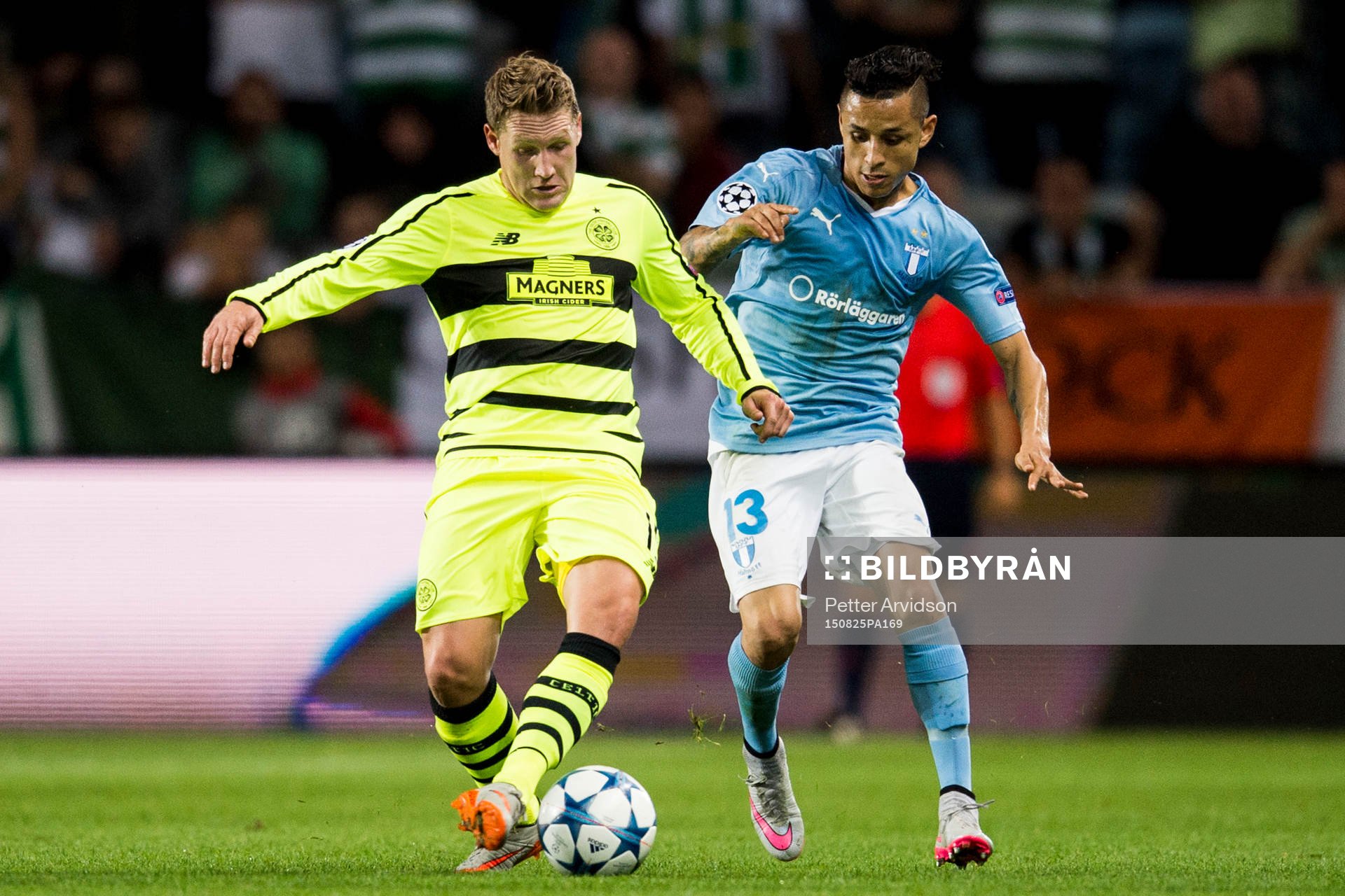 Celtics Kris Commons och Malmö FFs Yoshimar Yotún under fotbollsmatchen mellan Malmö FF och Celtic i kvalet till Champions League den 25 augusti 2015 i Malmö.