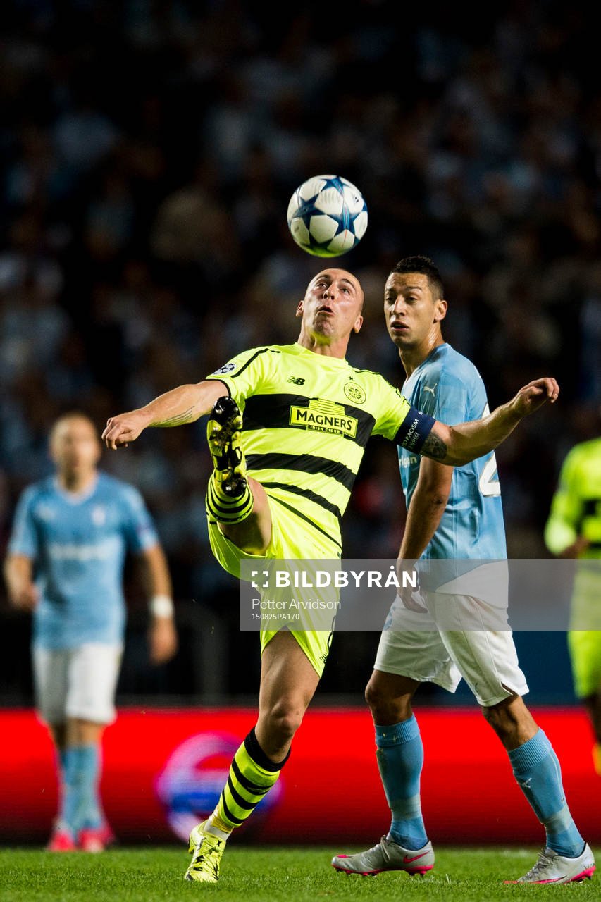 Celtics Scott Brown och Malmö FFs Nikola Djurjic under fotbollsmatchen mellan Malmö FF och Celtic i kvalet till Champions League den 25 augusti 2015 i Malmö.