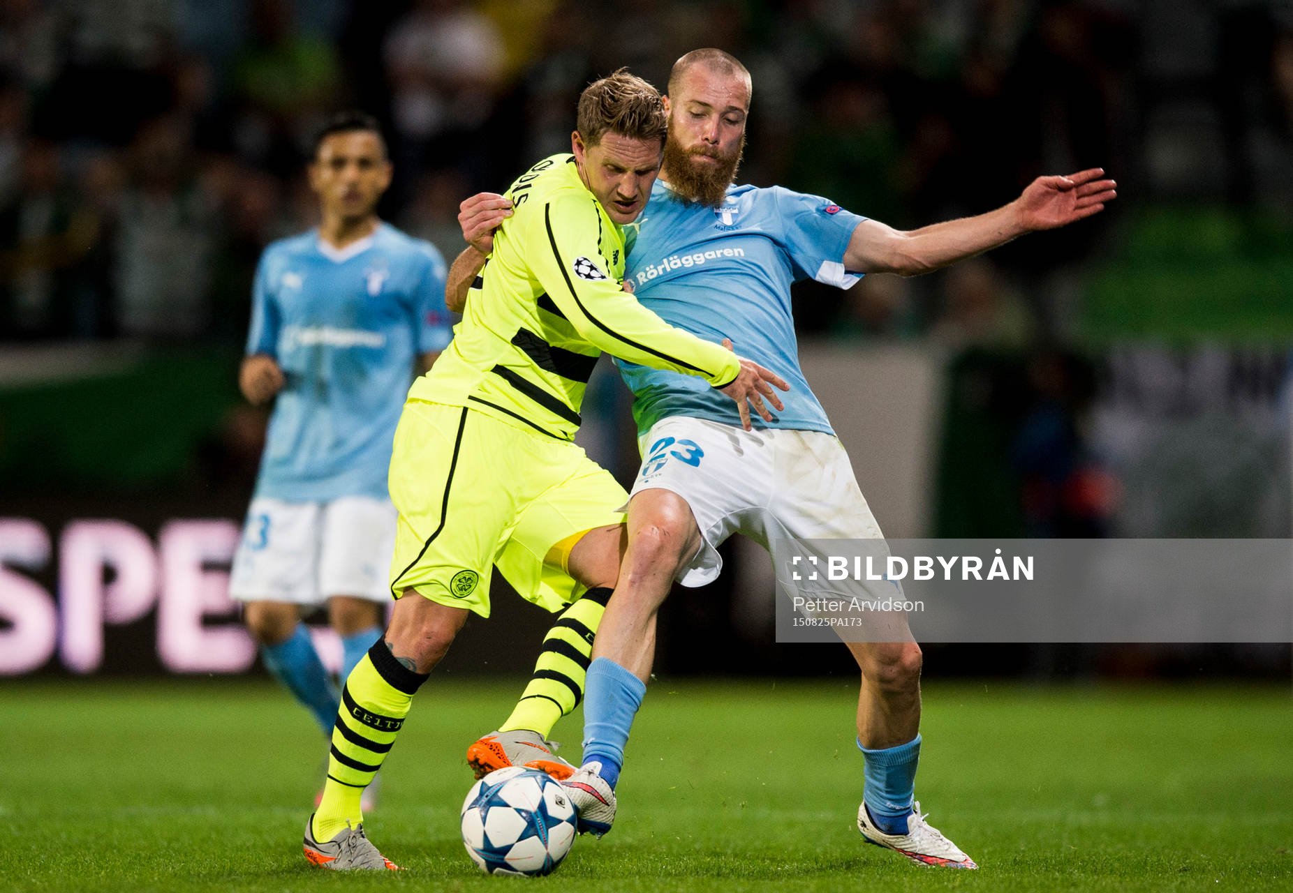 Celtics Kris Commons i kamp med Malmö FFs Jo Inge Berget under fotbollsmatchen mellan Malmö FF och Celtic i kvalet till Champions League den 25 augusti 2015 i Malmö.