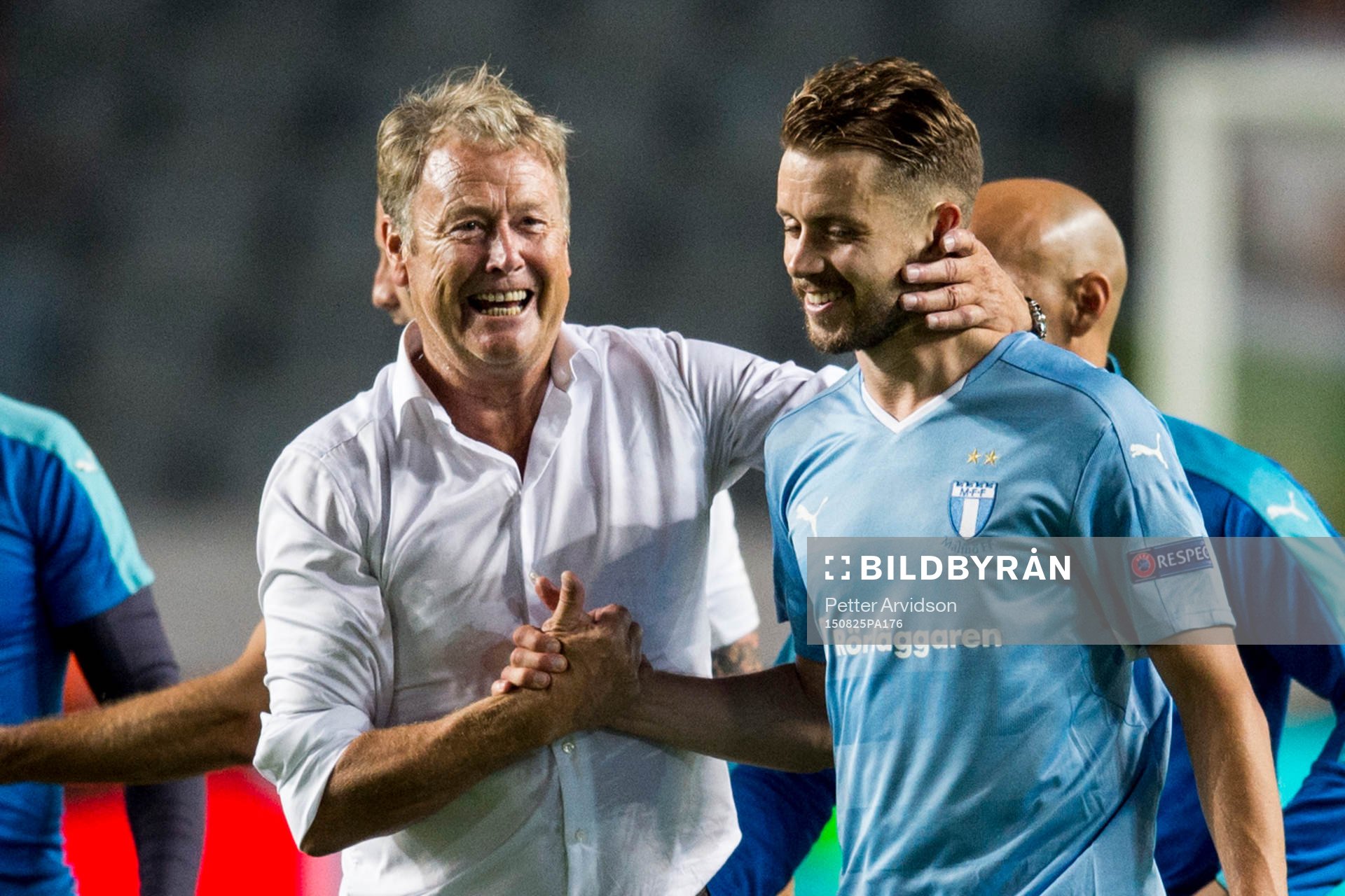 Malmö FFs tränare Åge Hareide klappar om Kari Arnason