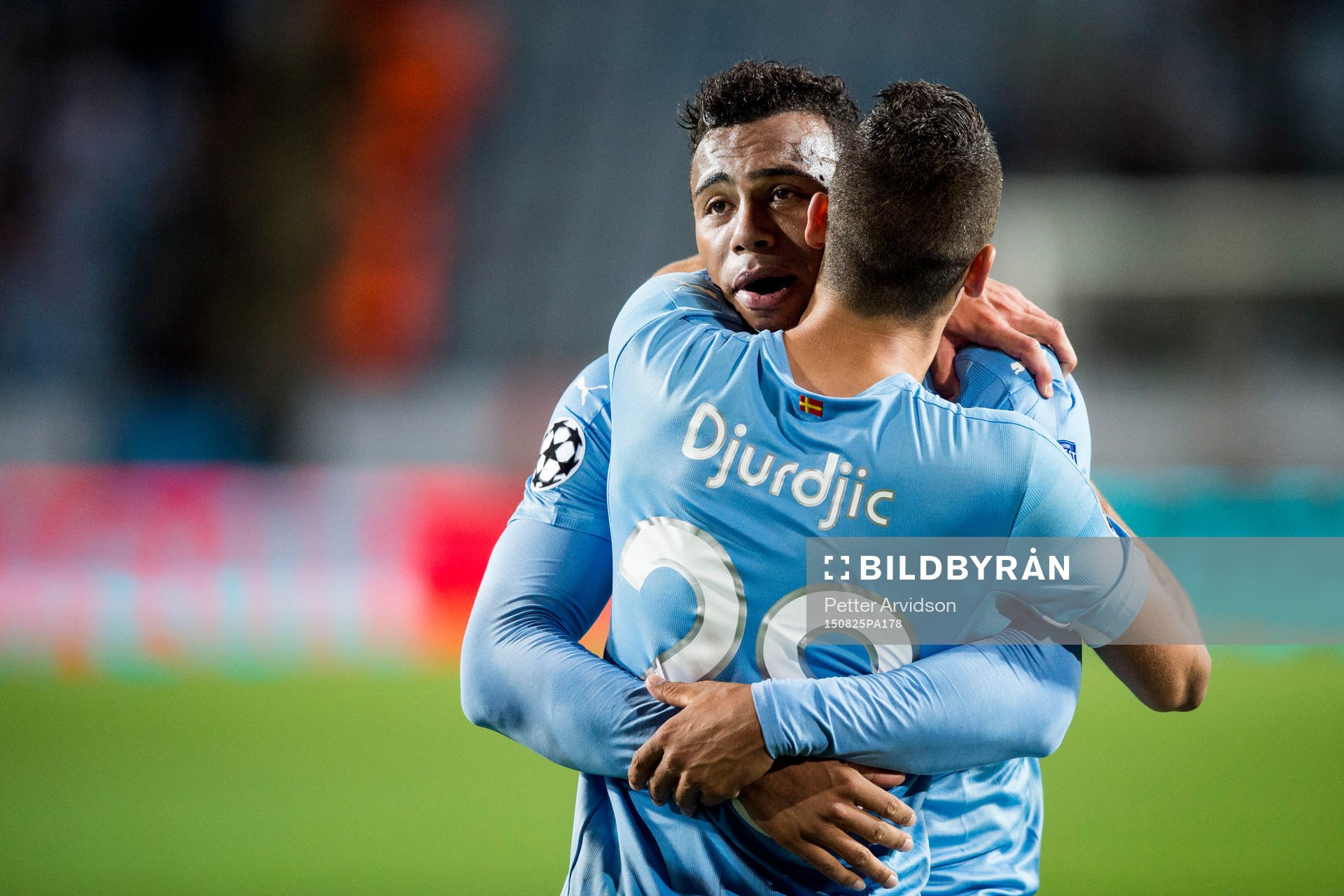 Malmö FFs Felipe Carvalho kramas om av Nikola Djurjic