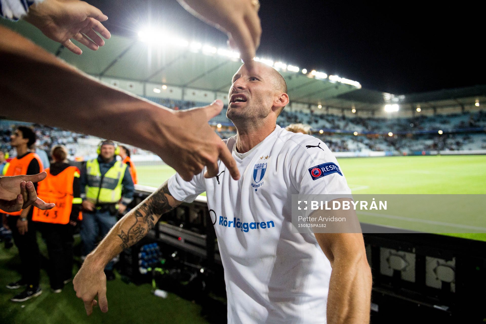 Malmö FFs målvakt Johan Wiland jublar med publiken