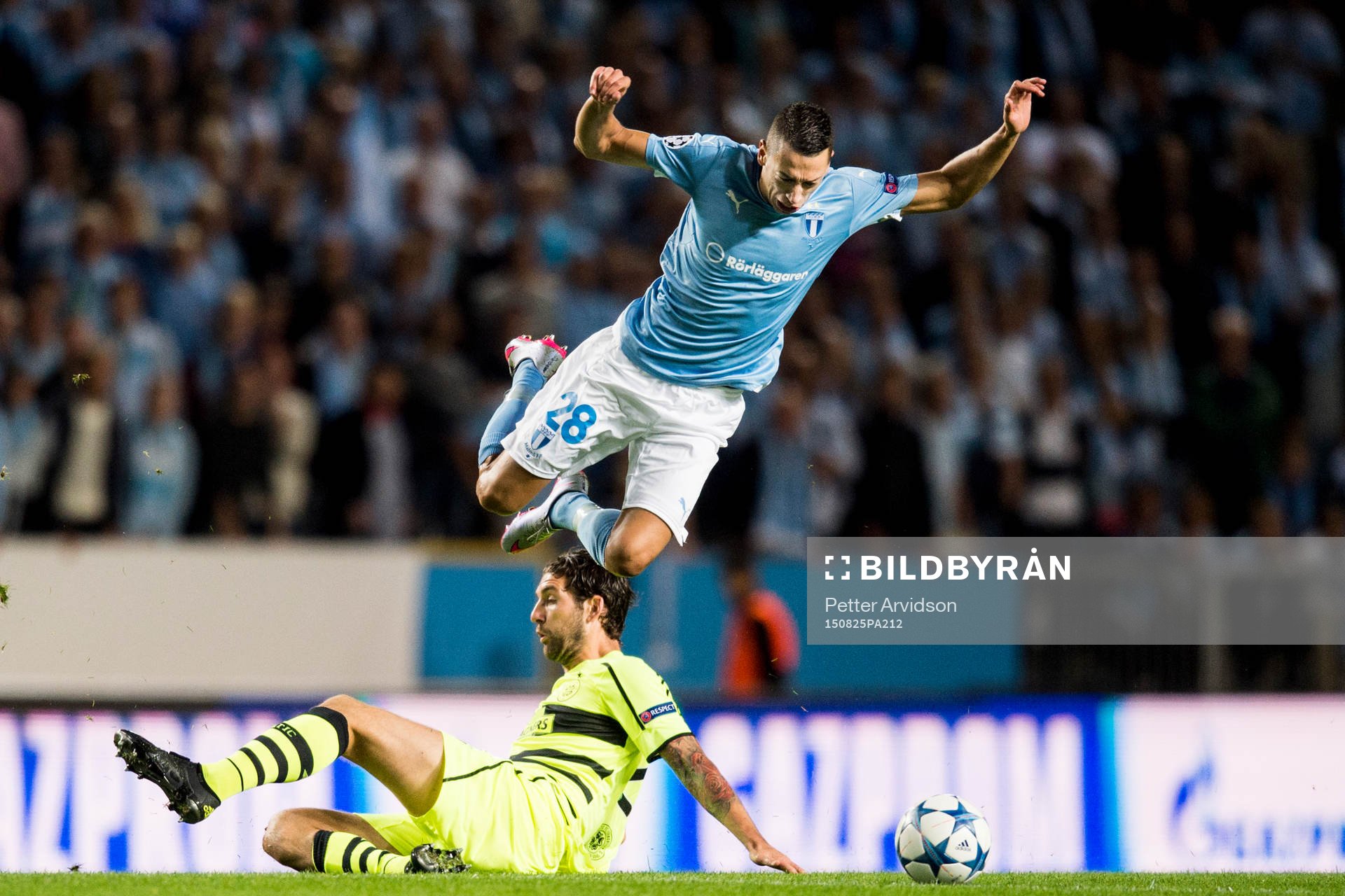 Celtics Charlie Mulgrew tacklar Malmö FFs Nikola Djurjic