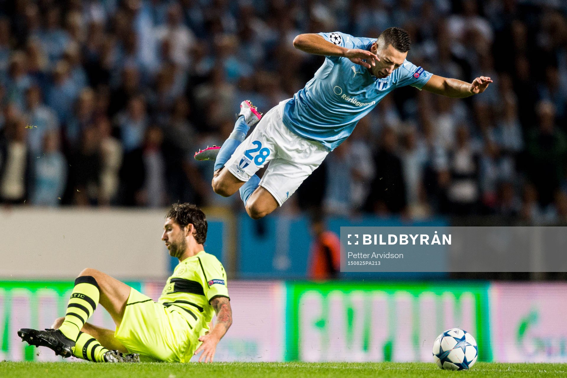 Celtics Charlie Mulgrew tacklar Malmö FFs Nikola Djurjic