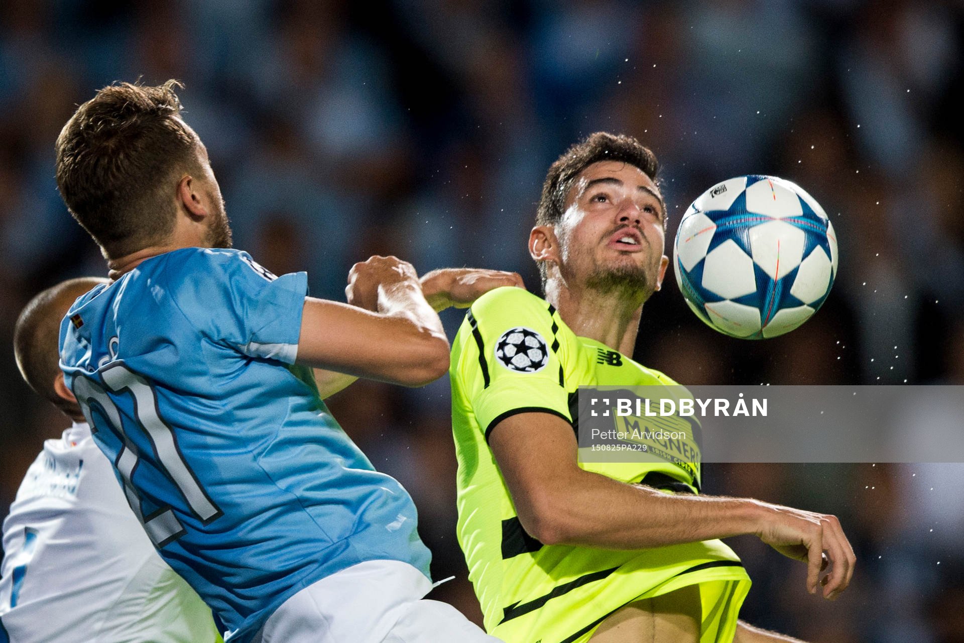 Malmö FFs Kari Arnason och Celtics Nir Biton under fotbollsmatchen mellan Malmö FF och Celtic i kvalet till Champions League den 25 augusti 2015 i Malmö.