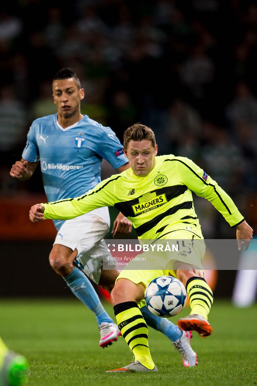 Celtics Kris Commons och Malmö FFs Nikola Djurjic under fotbollsmatchen mellan Malmö FF och Celtic i kvalet till Champions League den 25 augusti 2015 i Malmö.