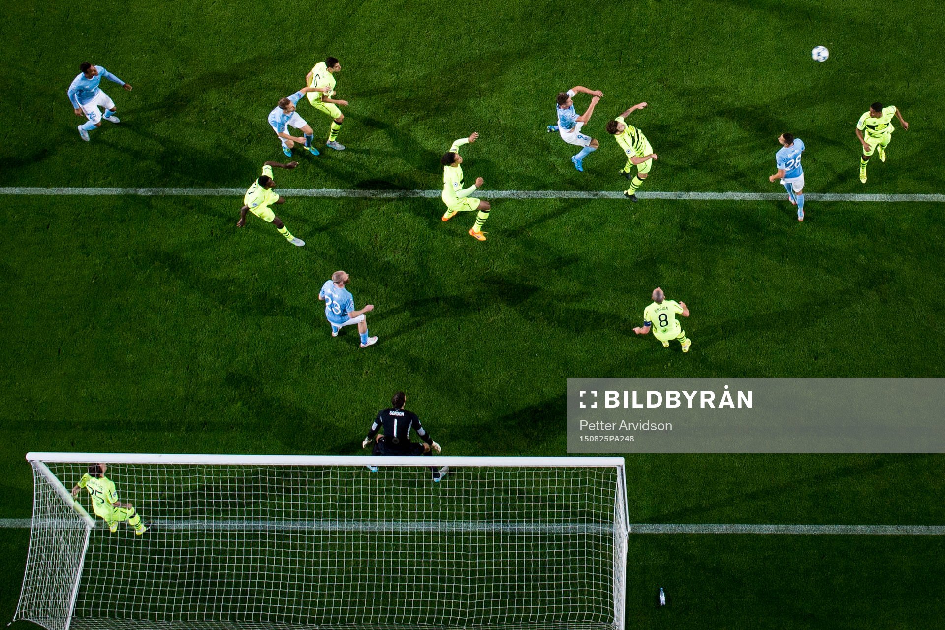 Oroligt framför Celtics mål under fotbollsmatchen mellan Malmö FF och Celtic i kvalet till Champions League den 25 augusti 2015 i Malmö.