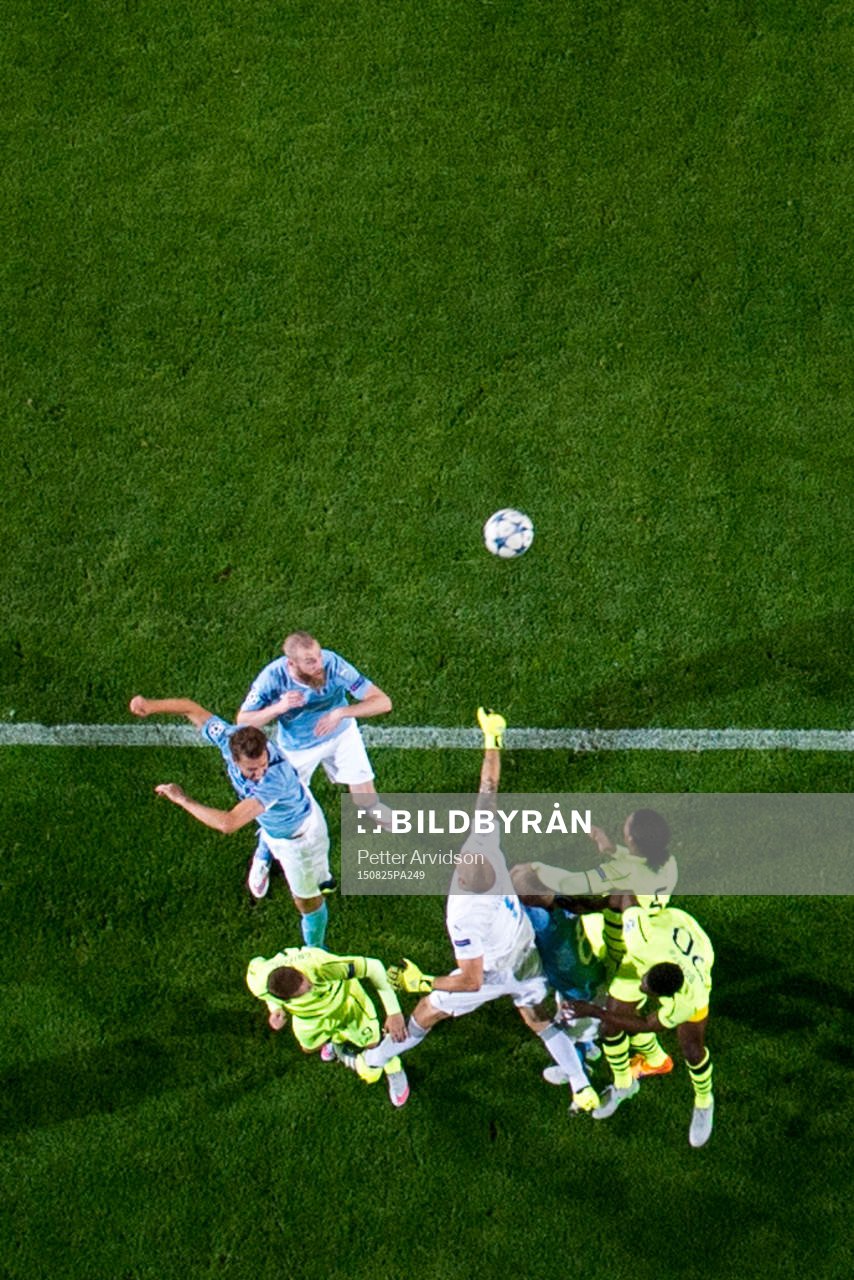 Malmö FFs målvakt Johan Wiland boxar bort ett inlägg