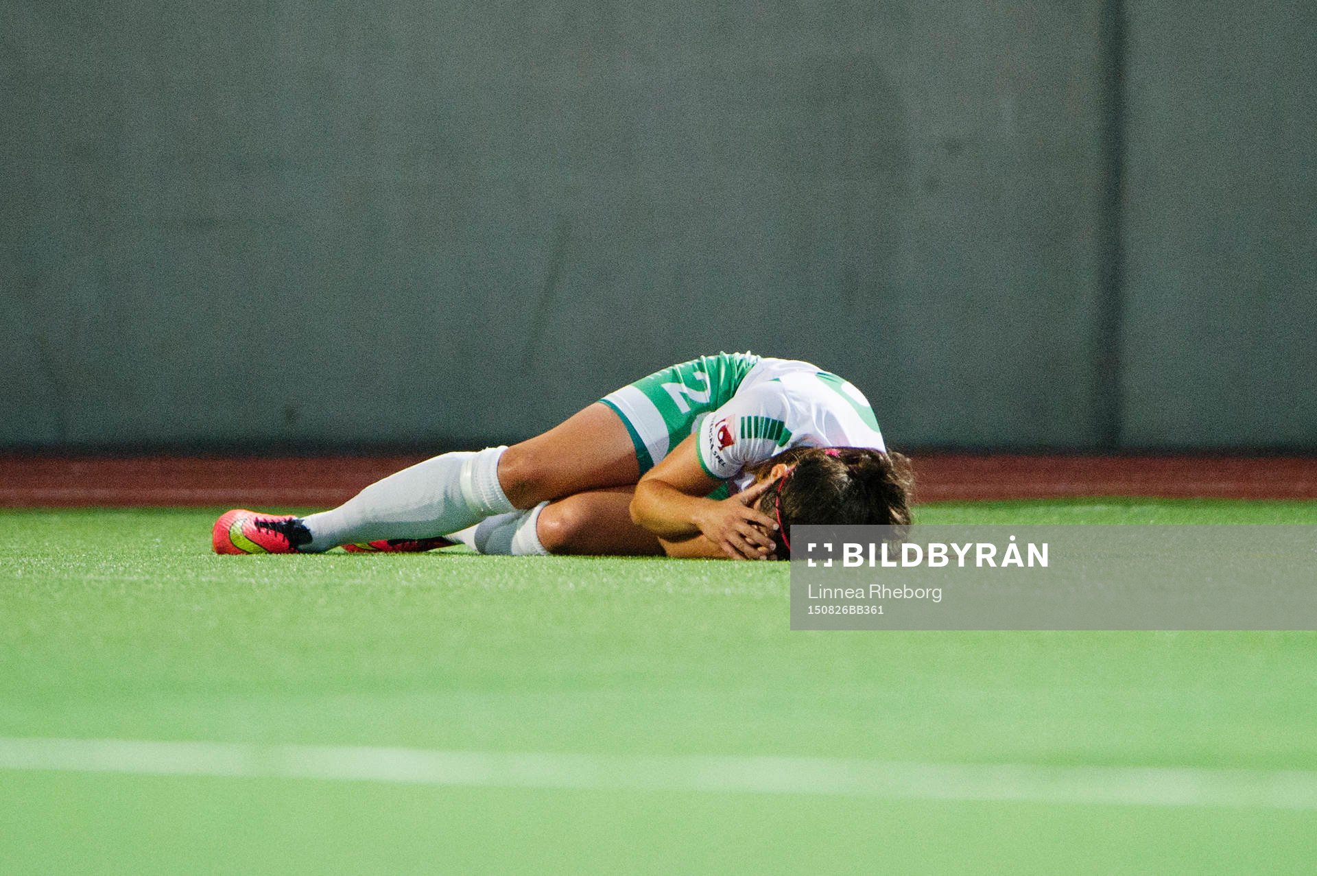 Hammarbys Helen Eke ligger ner