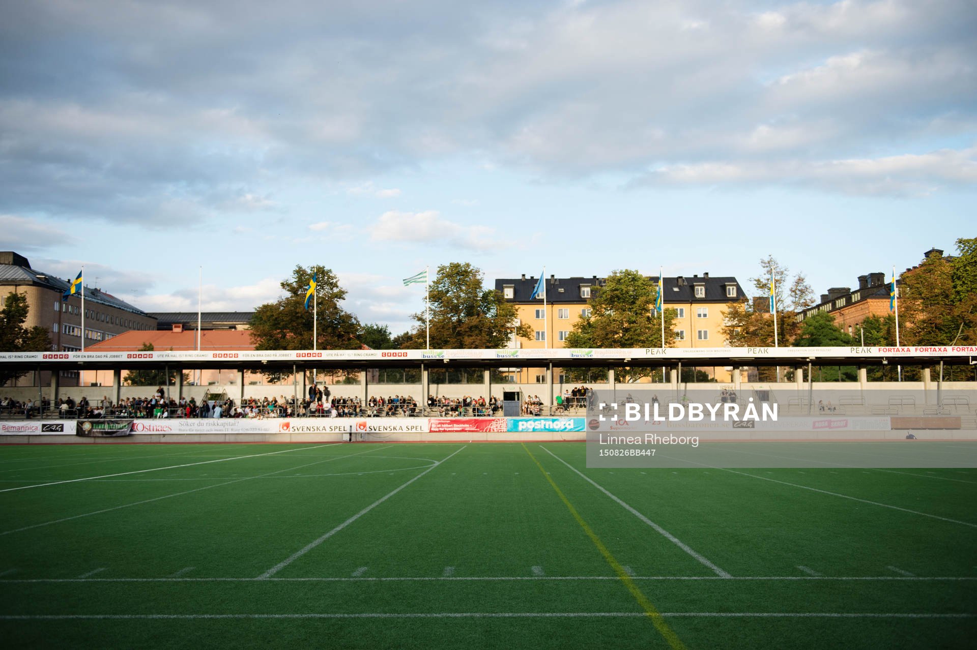 Kvällssol över publiken och arenan innan matchstart