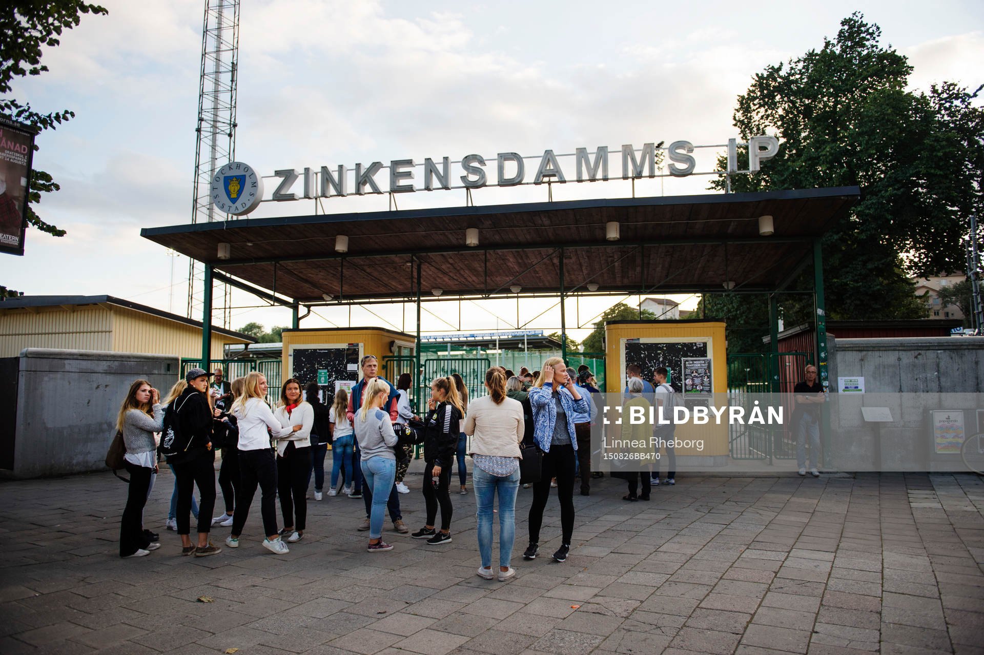 Supportrar väntar på att få gå in på arenan