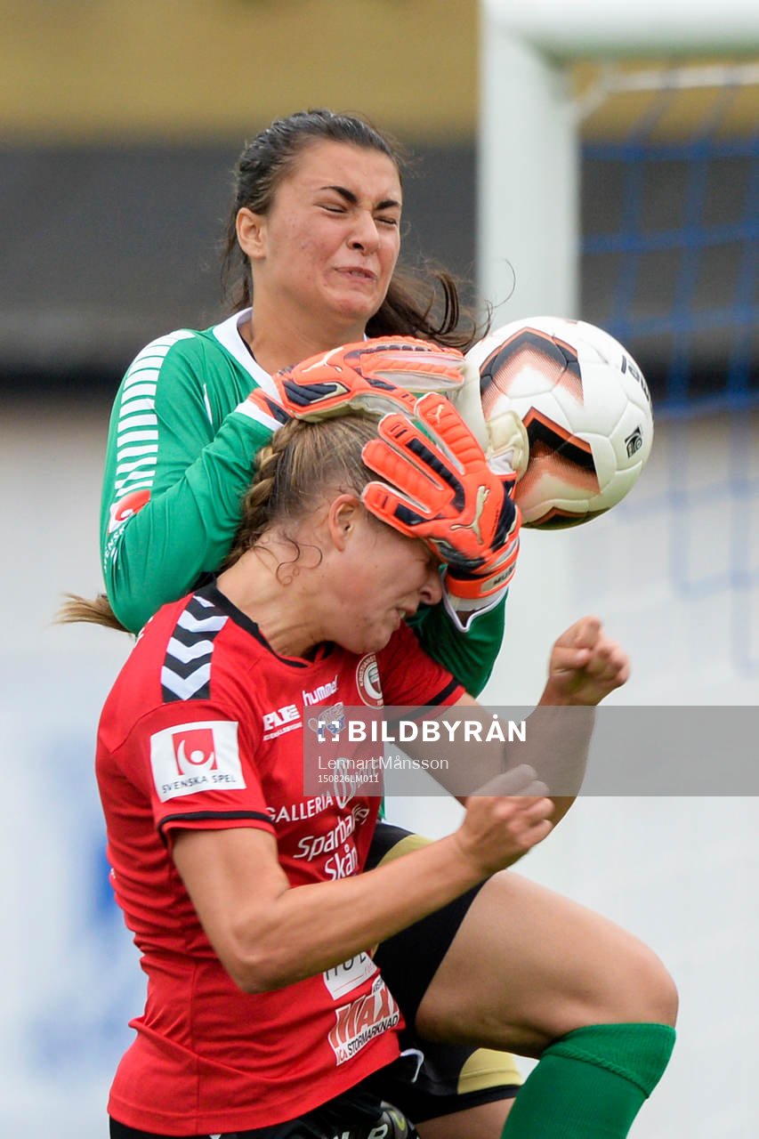 Rosengårds målvakt Zecira Musovic och Karlskogas Therese Ivarsson under fotbollsmatchen i damallsvenskan mellan Kristianstad och Rosengård i Kristianstad 26 augusti 2015.