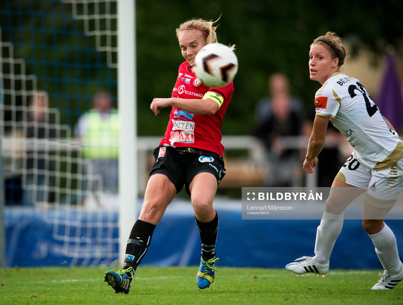 Kristianstads lagkapten Margret Vidarsdottir rensar undan i