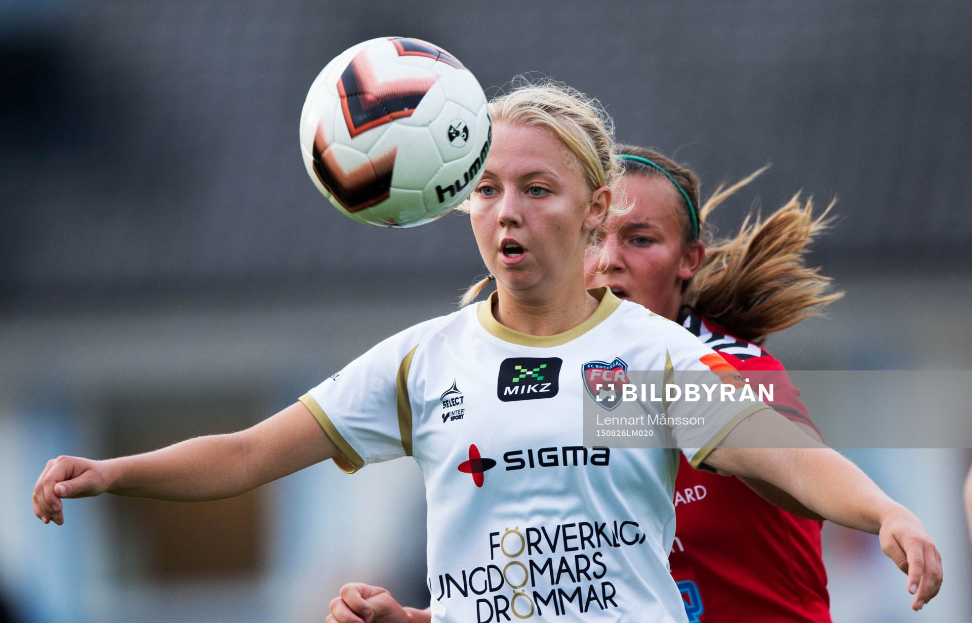 Malmös 18-åriga Nathalie Persson tar ner bollen i matchen