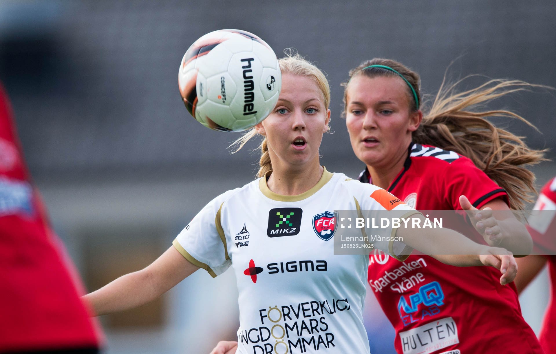 Malmös 18-åriga Nathalie Persson tar ner bollen i matchen