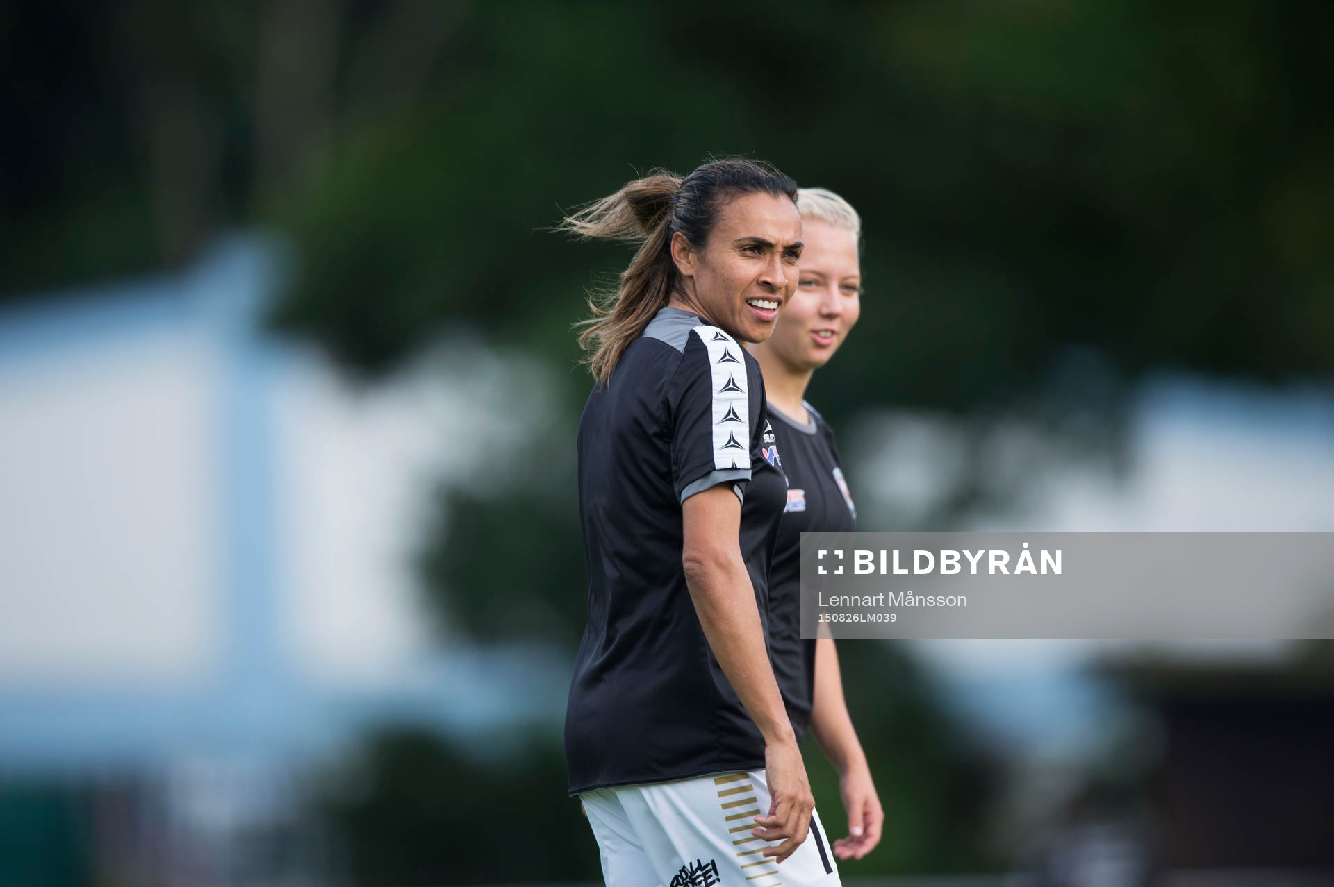 Malmös Marta och 18-åriga Nathalie Persson i matchen i