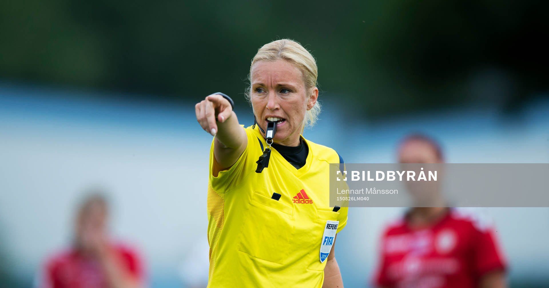 Domare Sara Persson i matchen i damallsvenskan mellan
