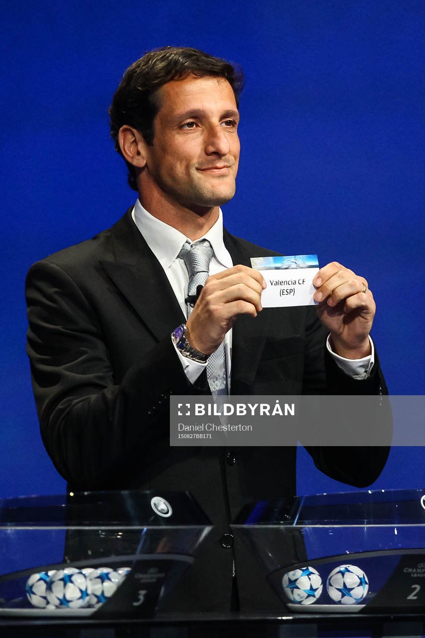 Valencia dras av Juliano Belletti under lottningen av gruppspelet i Champions League den 27 augusti 2015 i Monaco.