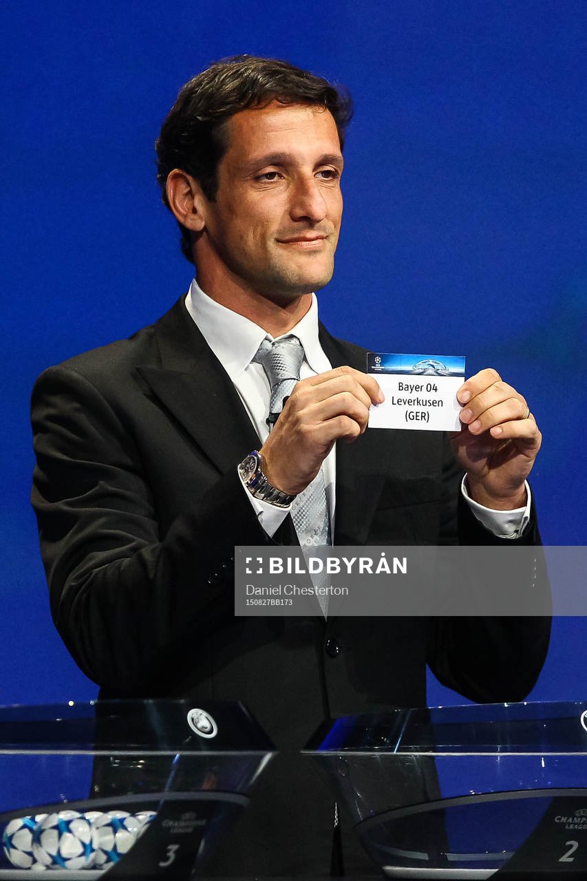 Bayer Leverkusen dras av Juliano Belletti under lottningen av gruppspelet i Champions League den 27 augusti 2015 i Monaco.