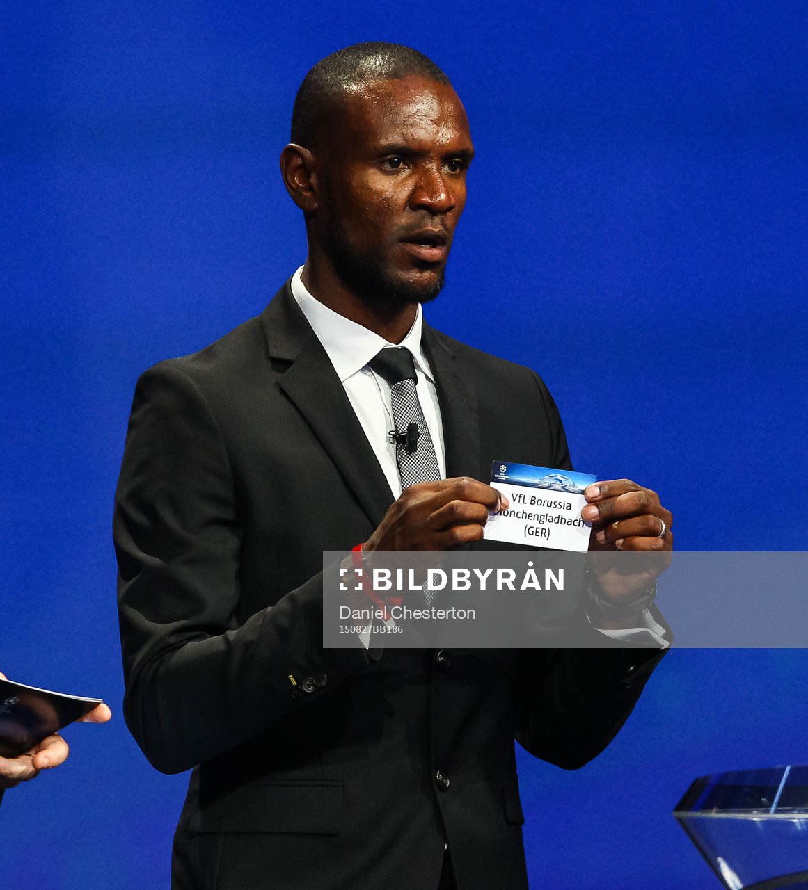Borussia Mönchengladbach dras av Éric Abidal under lottningen av gruppspelet i Champions League den 27 augusti 2015 i Monaco.