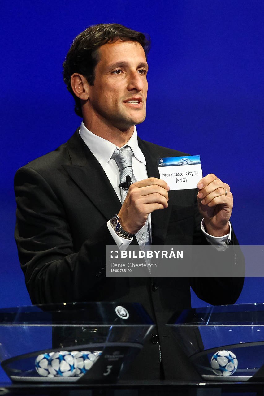 Manchester City dras av Juliano Belletti under lottningen av gruppspelet i Champions League den 27 augusti 2015 i Monaco.