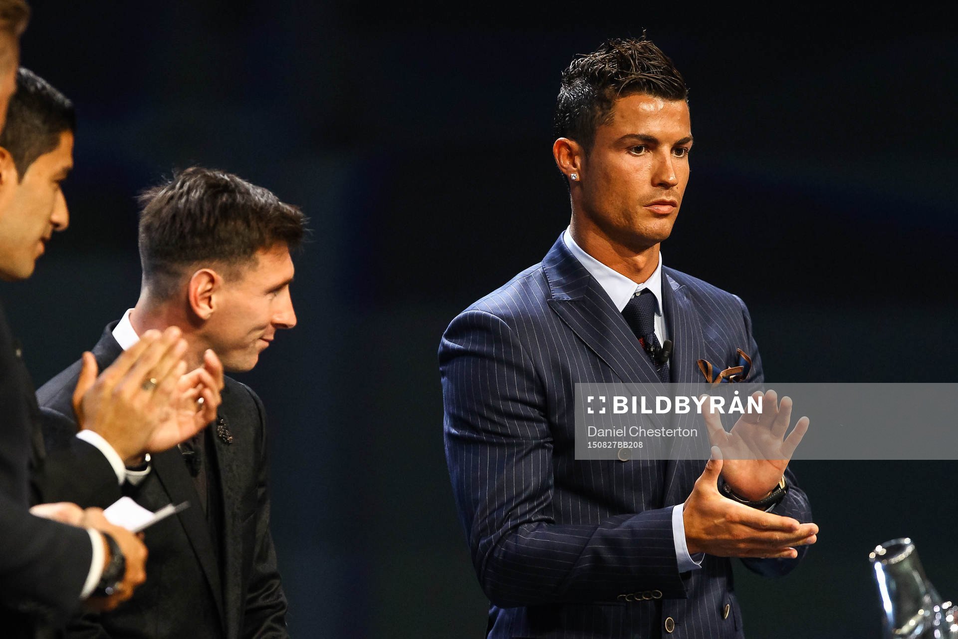 Europas bäste spelare Lionel Messi, Barcelona applåderas av Cristiano Ronaldo, Real Madrid under lottningen av gruppspelet i Champions League den 27 augusti 2015 i Monaco.