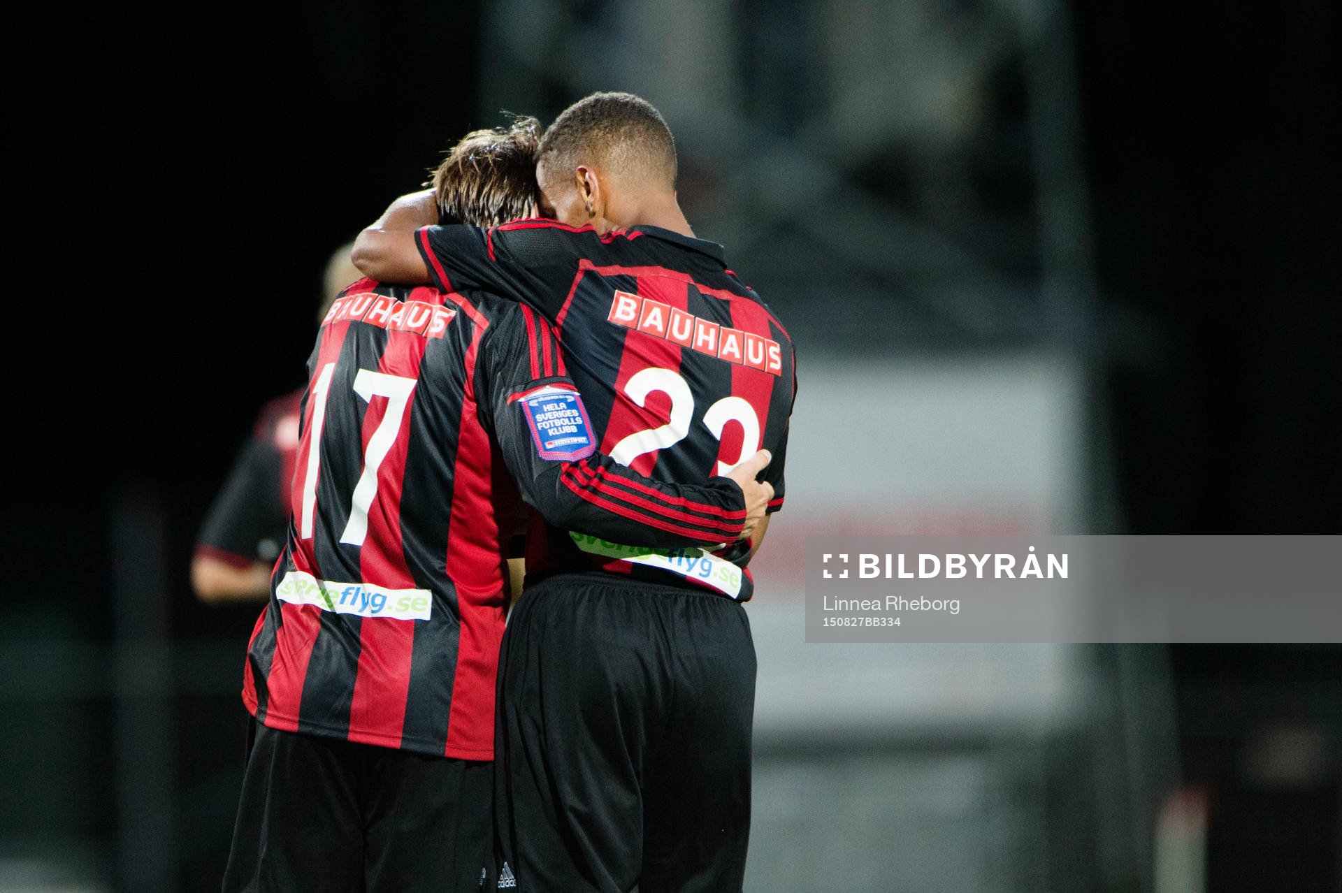 Brommapojkarnas Nikola Grubjesic blir gratulerad av