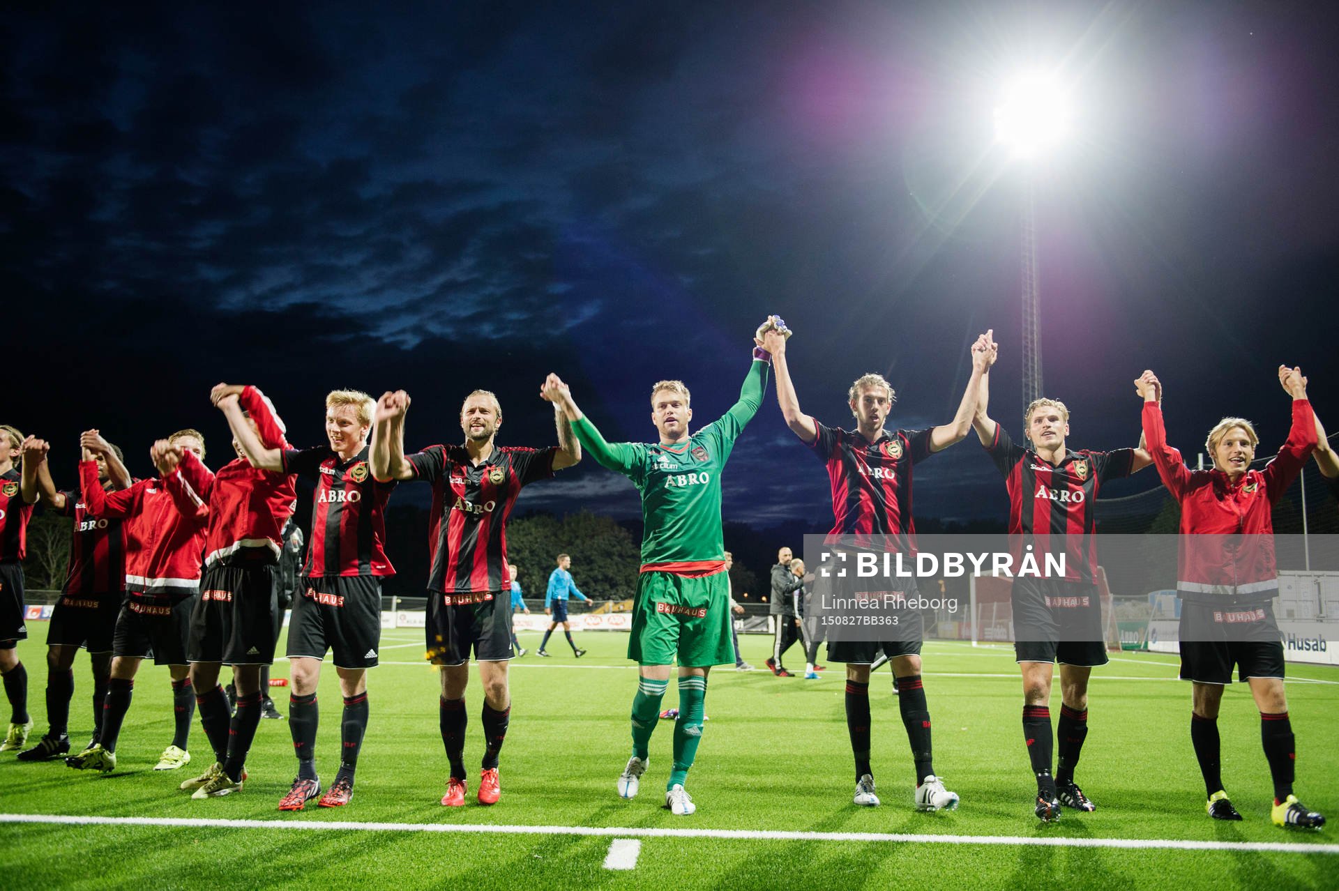 Brommapojkarna tackar publiken efter slutsignalen under fotbollsmatchen i Superettan mellan Brommapojkarna och IK Frej den 27 augusti 2015 i Stockholm.