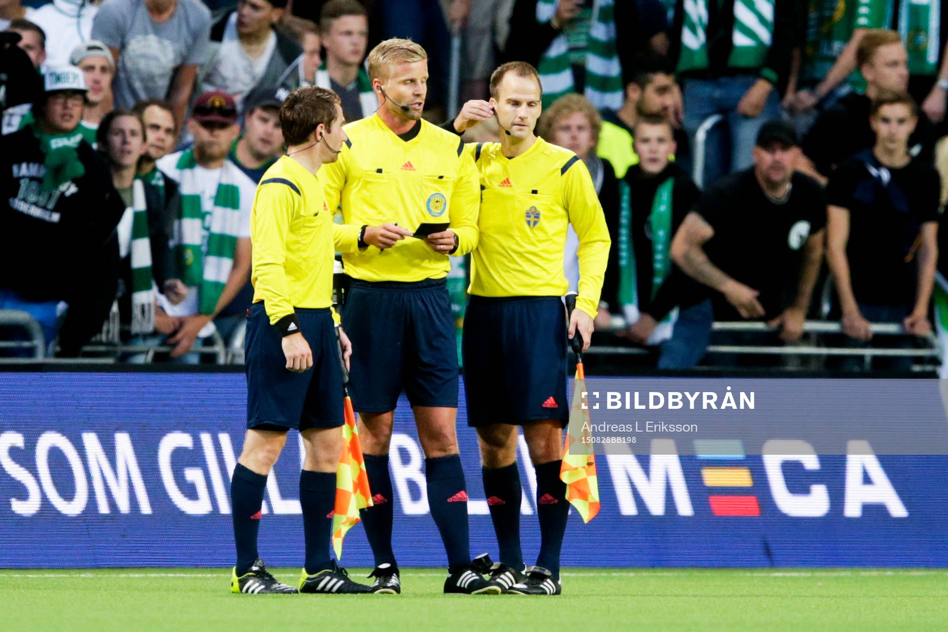 Domaren Glenn Nyberg konfererar med sina assisterande