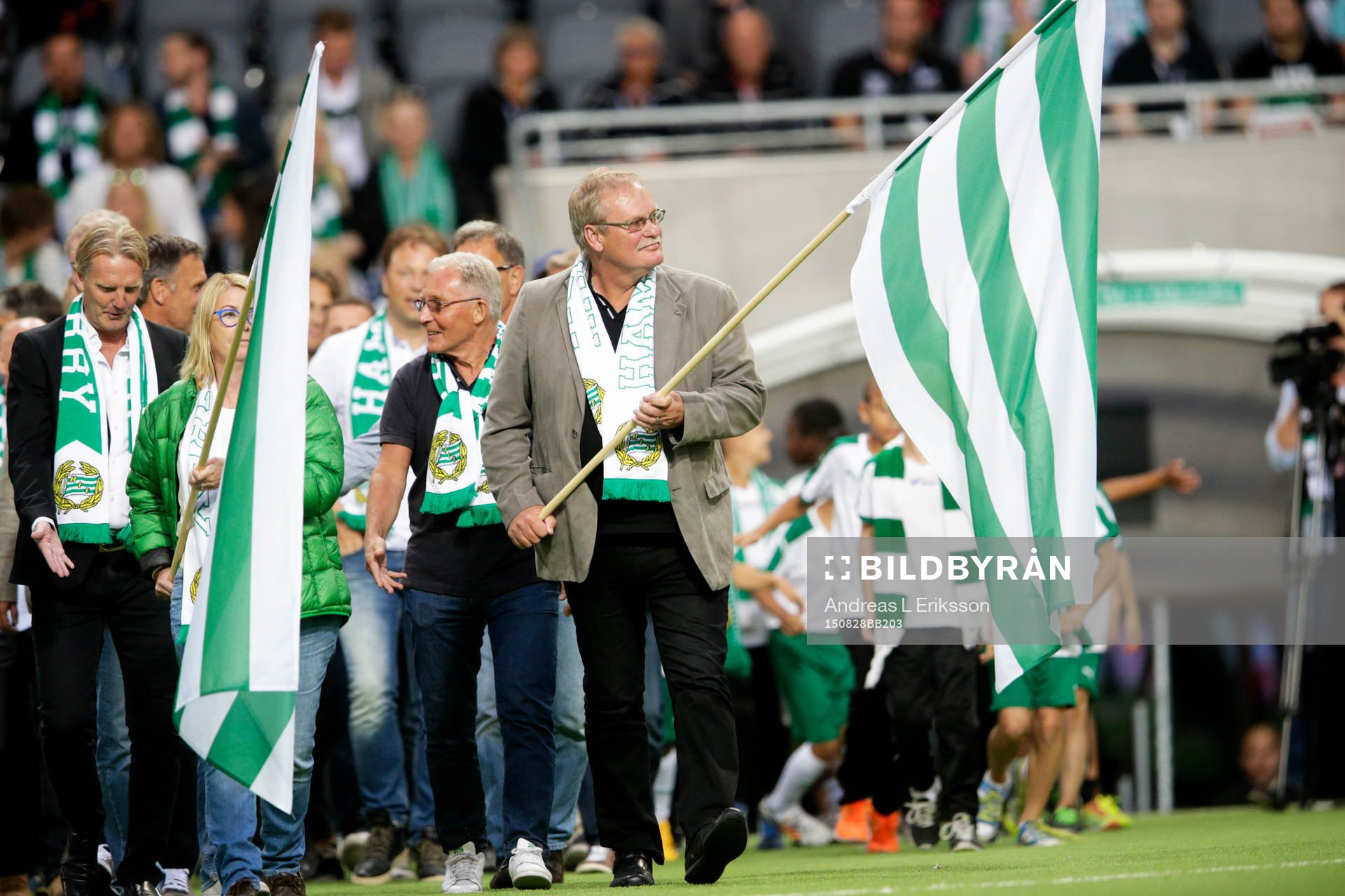 Ronnie Hellström går med fanan